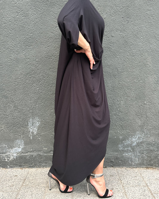 Rochie Maxi Kaftan Neagră cu Drapaj Central și Broșă (S-XL)