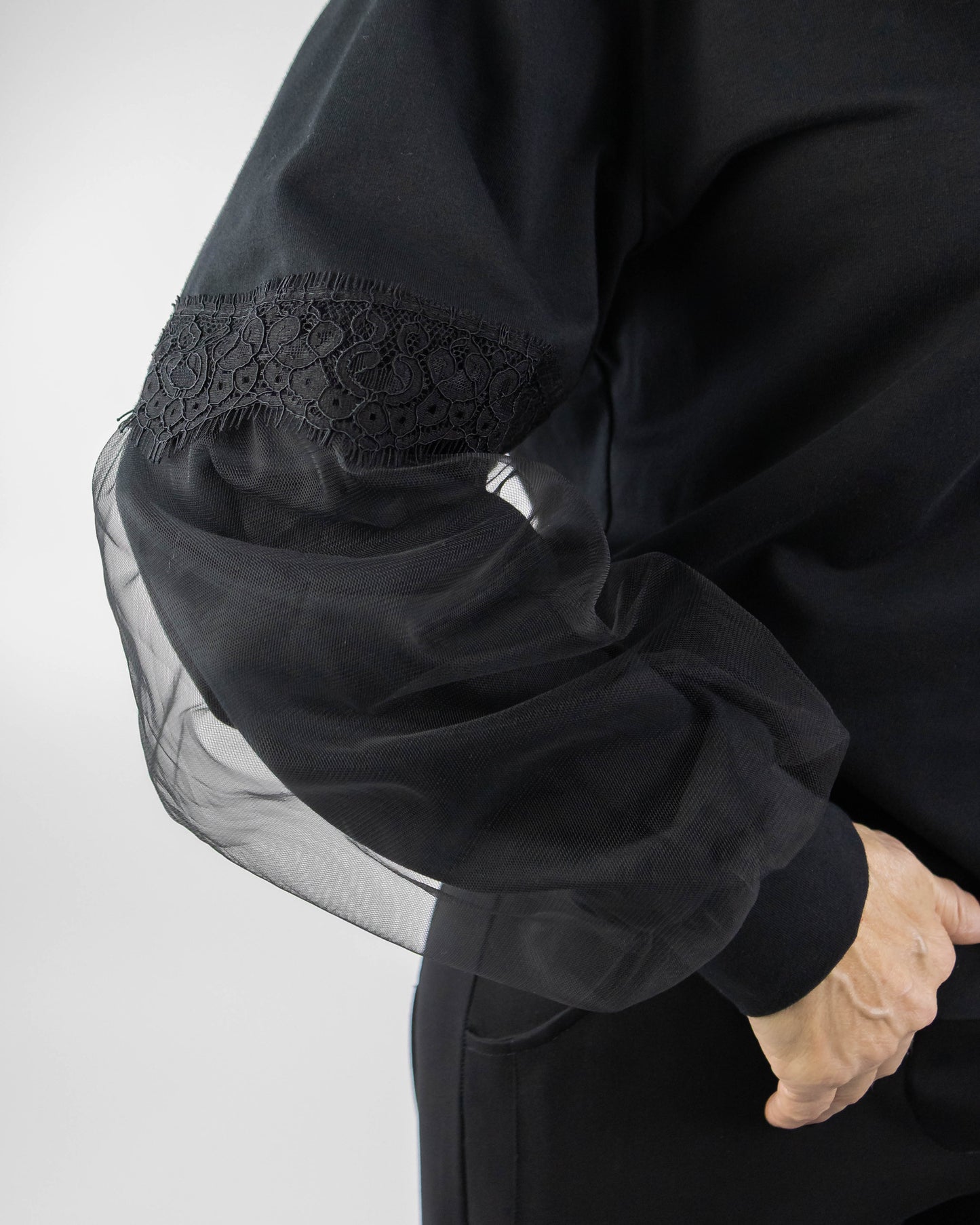Bluză Neagră cu Mâneci Tulle, Dantelă și Aplicație Cireșe (S-XL)