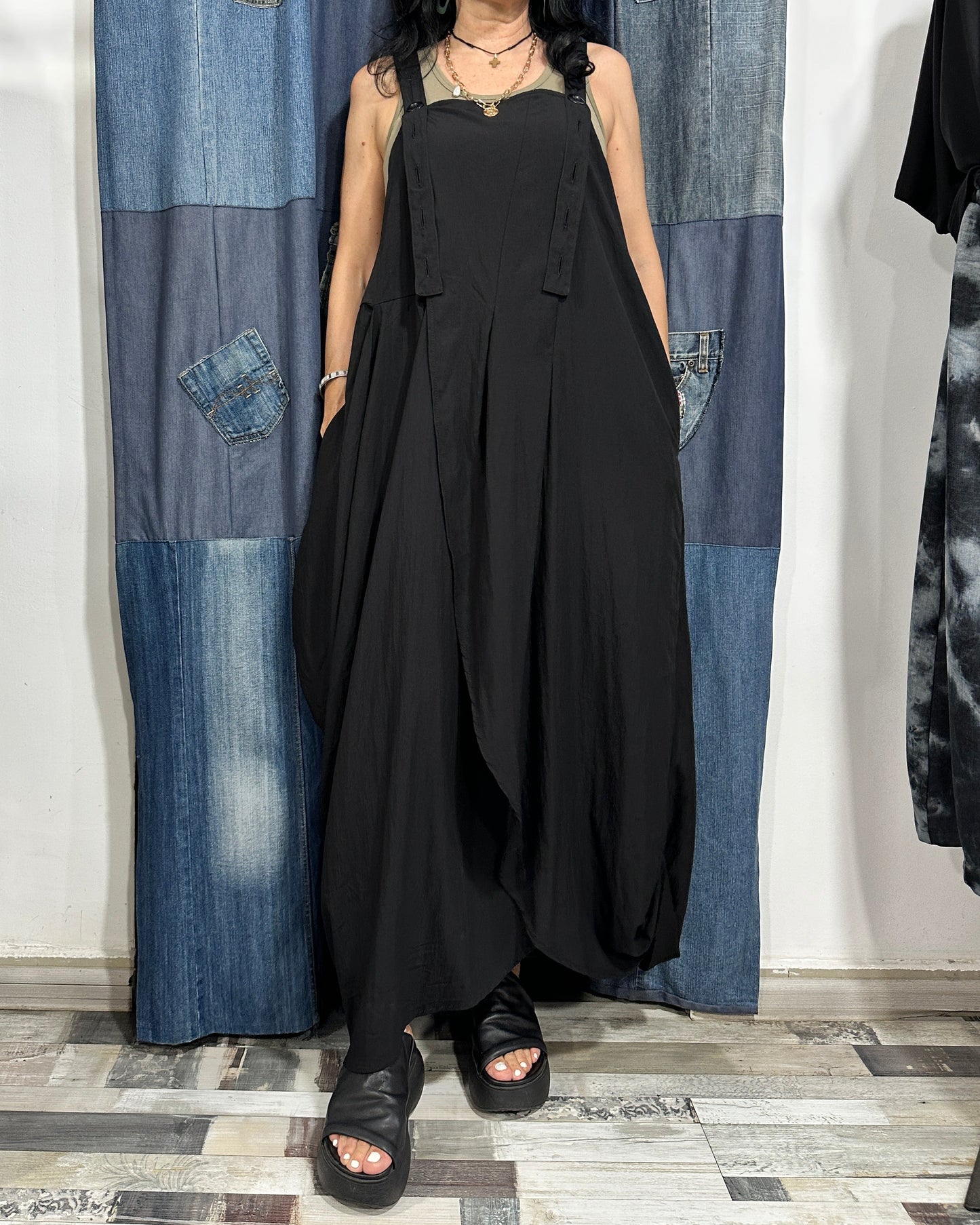 Sarafan Arhitectural Negru cu Textură Micro-Creponată (S-XL)