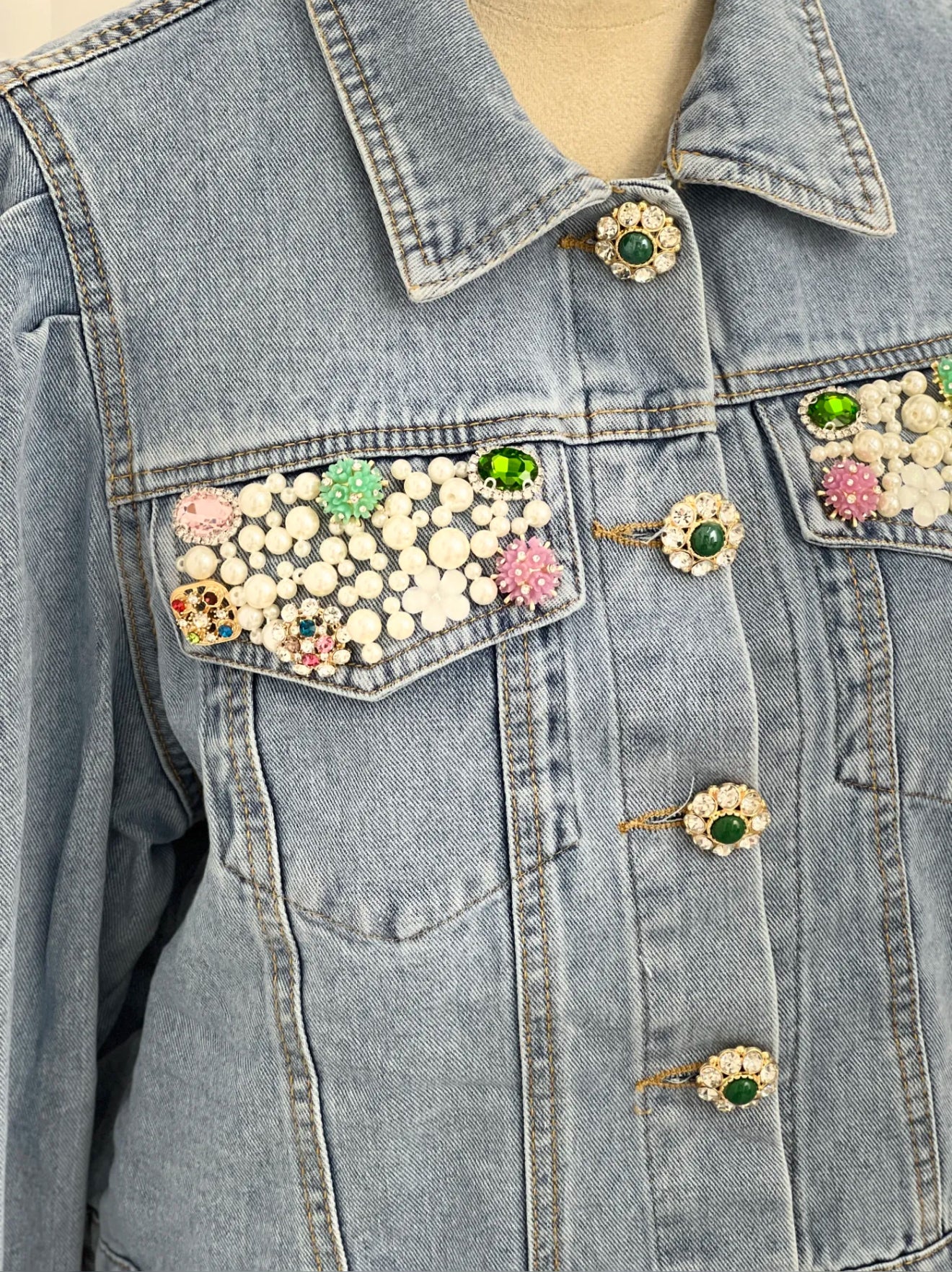 Jacheta denim albastra cu aplicatii stralucitoare si nasturi tip bijuterie - simpla / accesorizata manual