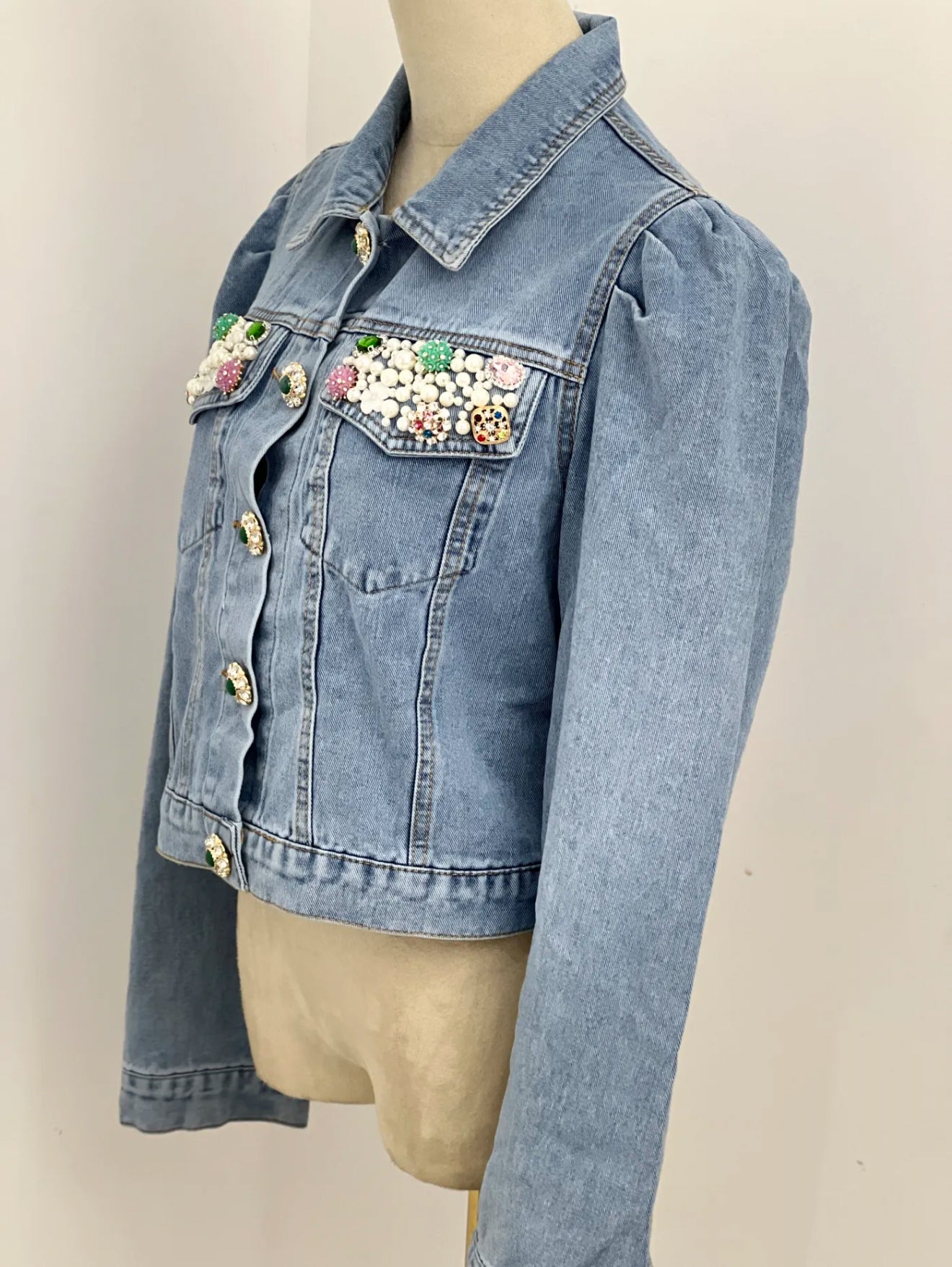 Jacheta denim albastra cu aplicatii stralucitoare si nasturi tip bijuterie - simpla / accesorizata manual