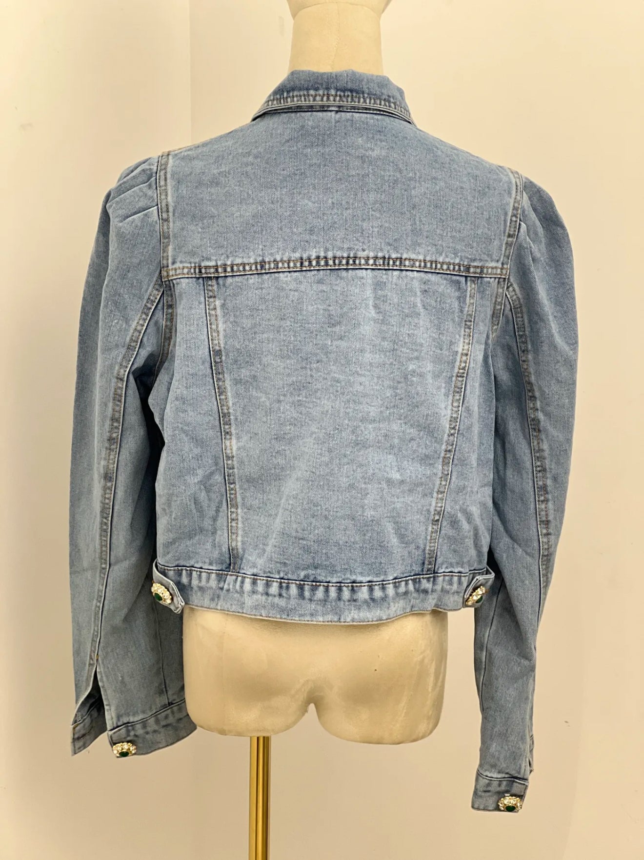 Jacheta denim albastra cu aplicatii stralucitoare si nasturi tip bijuterie - simpla / accesorizata manual