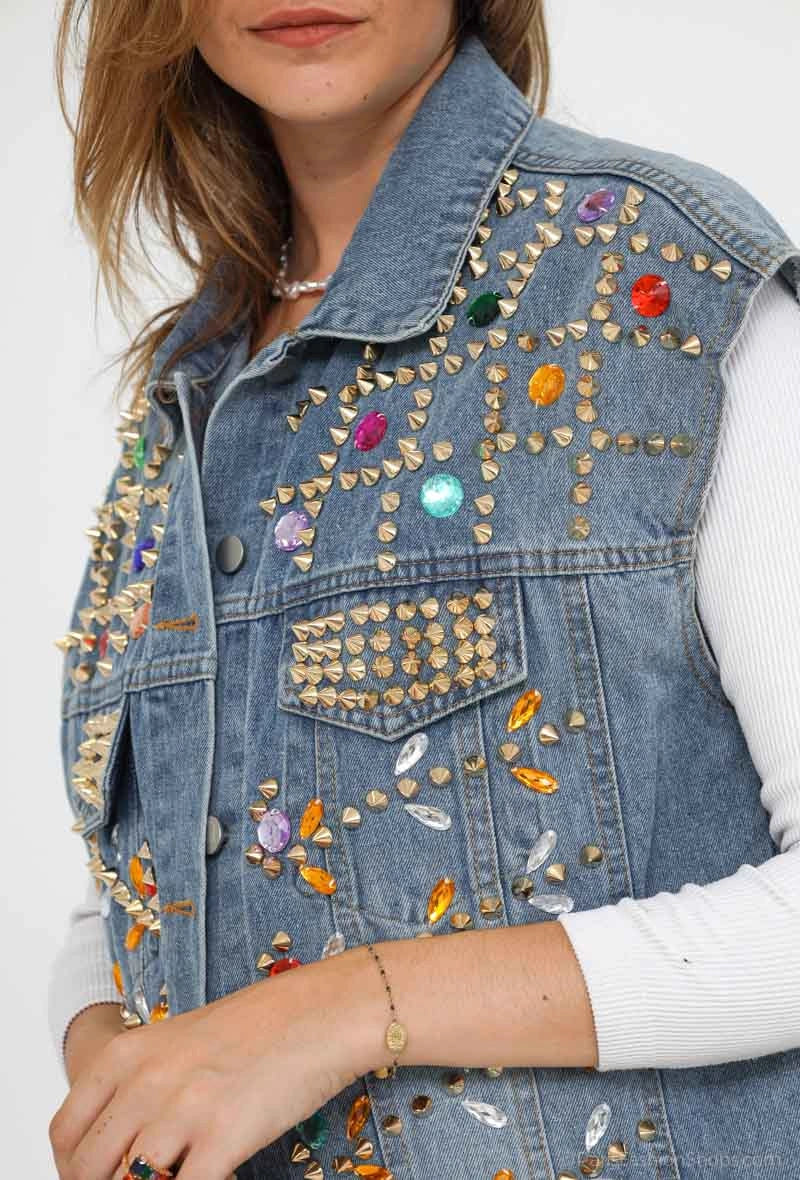 Vesta din denim cu aplicatii colorate si tinte aurii - simpla