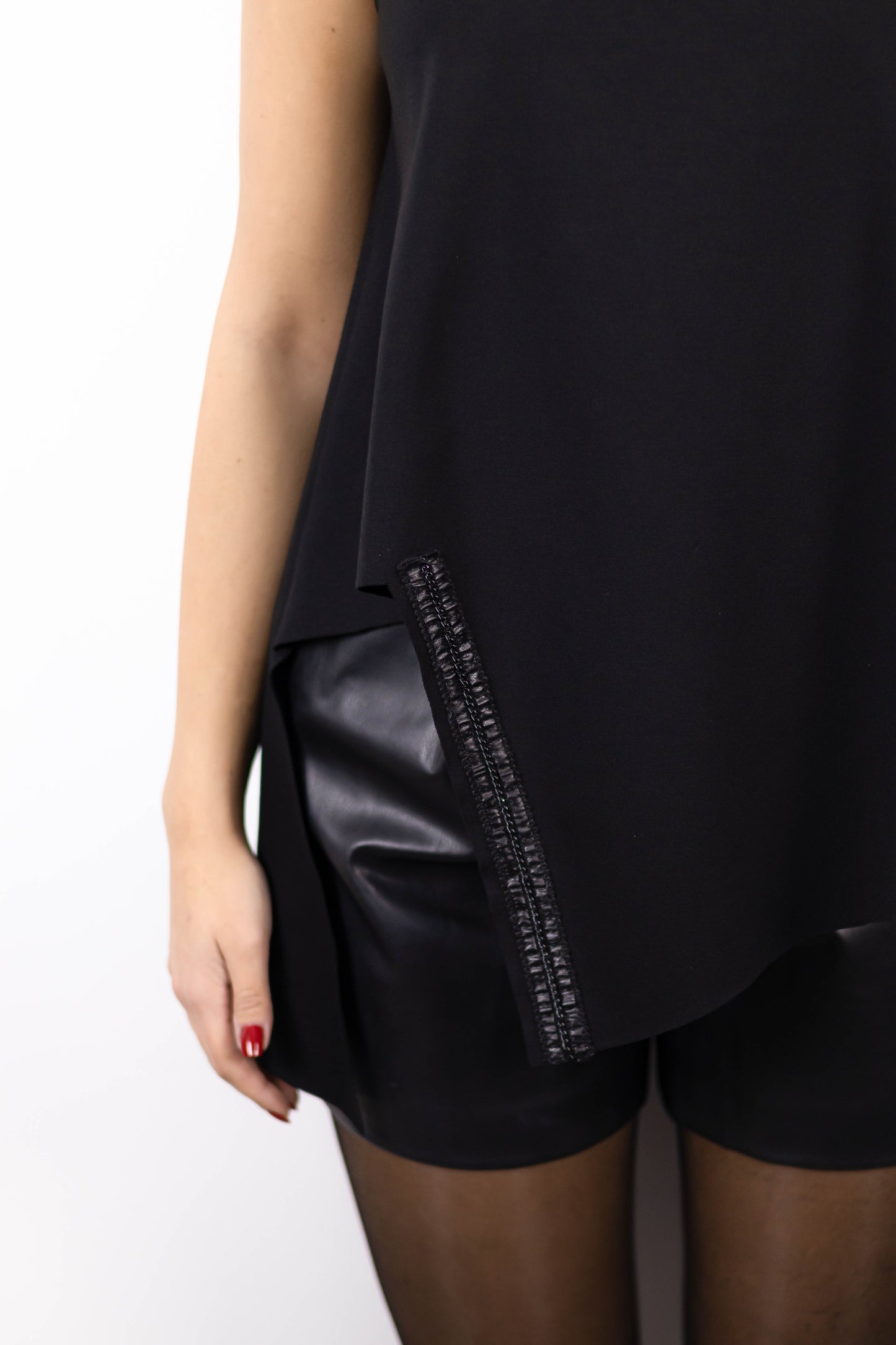 Capa neagra asimetrica cu insertii de piele