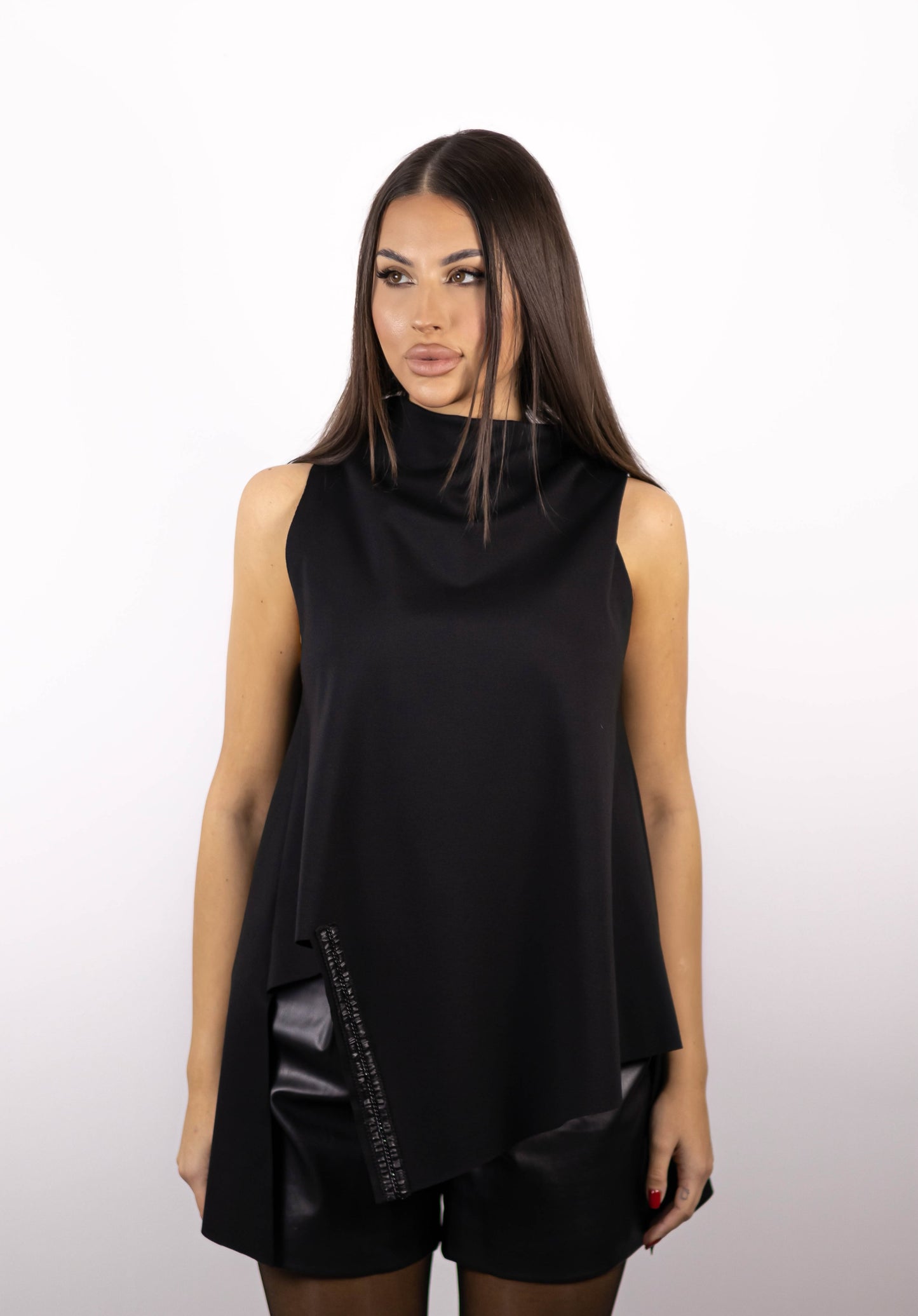 Capa neagra asimetrica cu insertii de piele