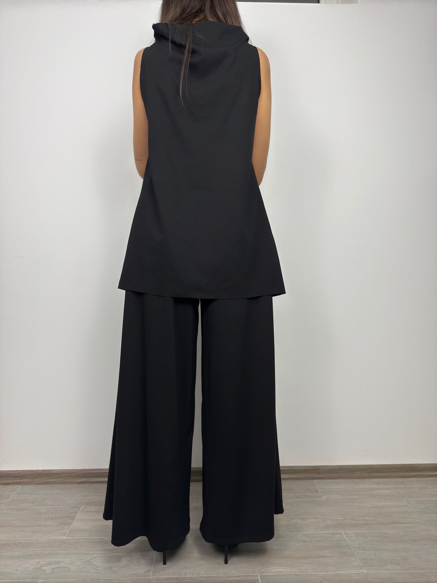 Pantaloni Largi Dama – Croiala Cropped cu Pense