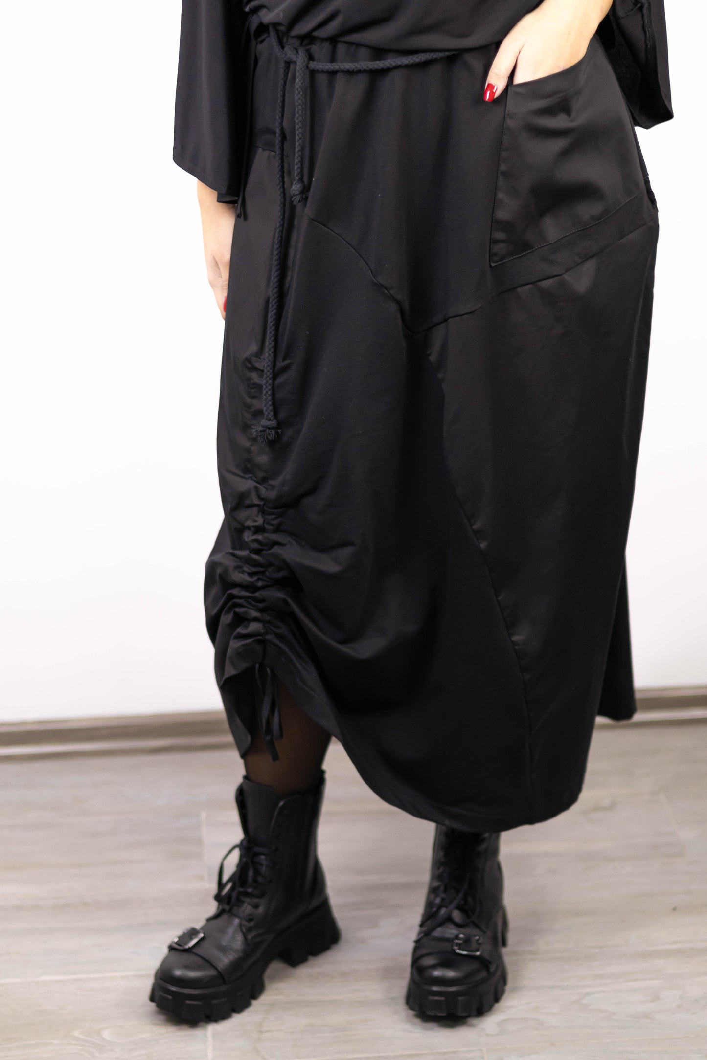 Fustă Neagră Asimetrică cu Patch-uri Texturate | Talie Unică | Qarma