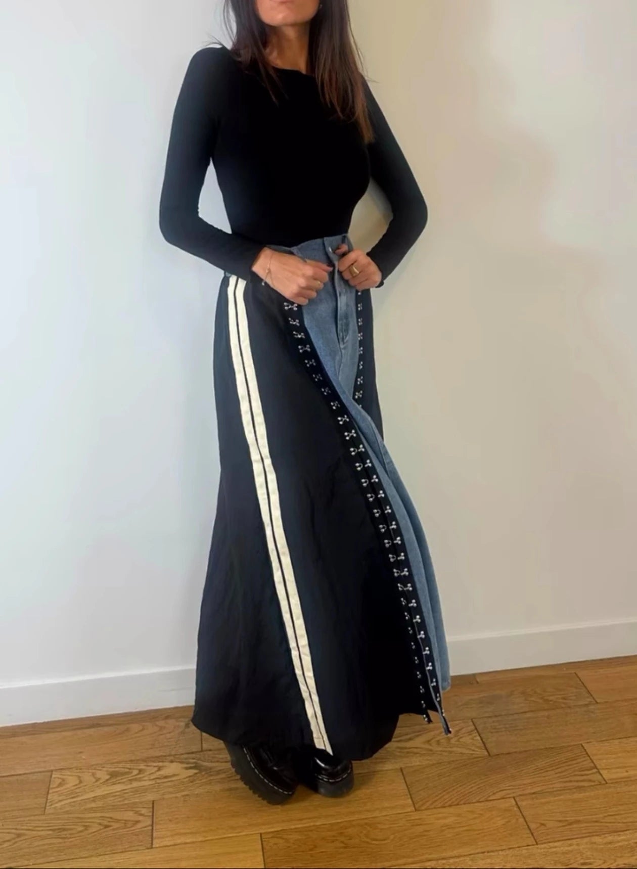 Fusta denim albastra cu insertii negre contrastante