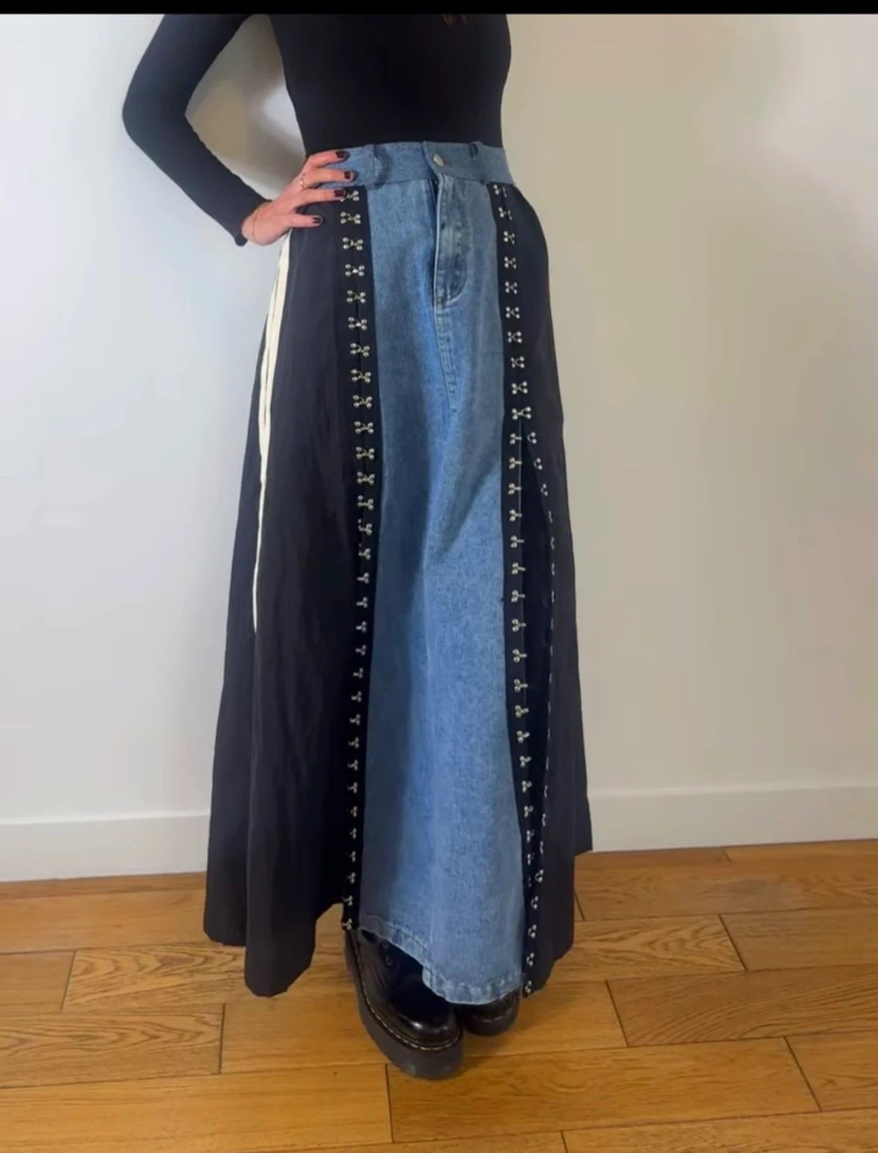 Fusta denim albastra cu insertii negre contrastante
