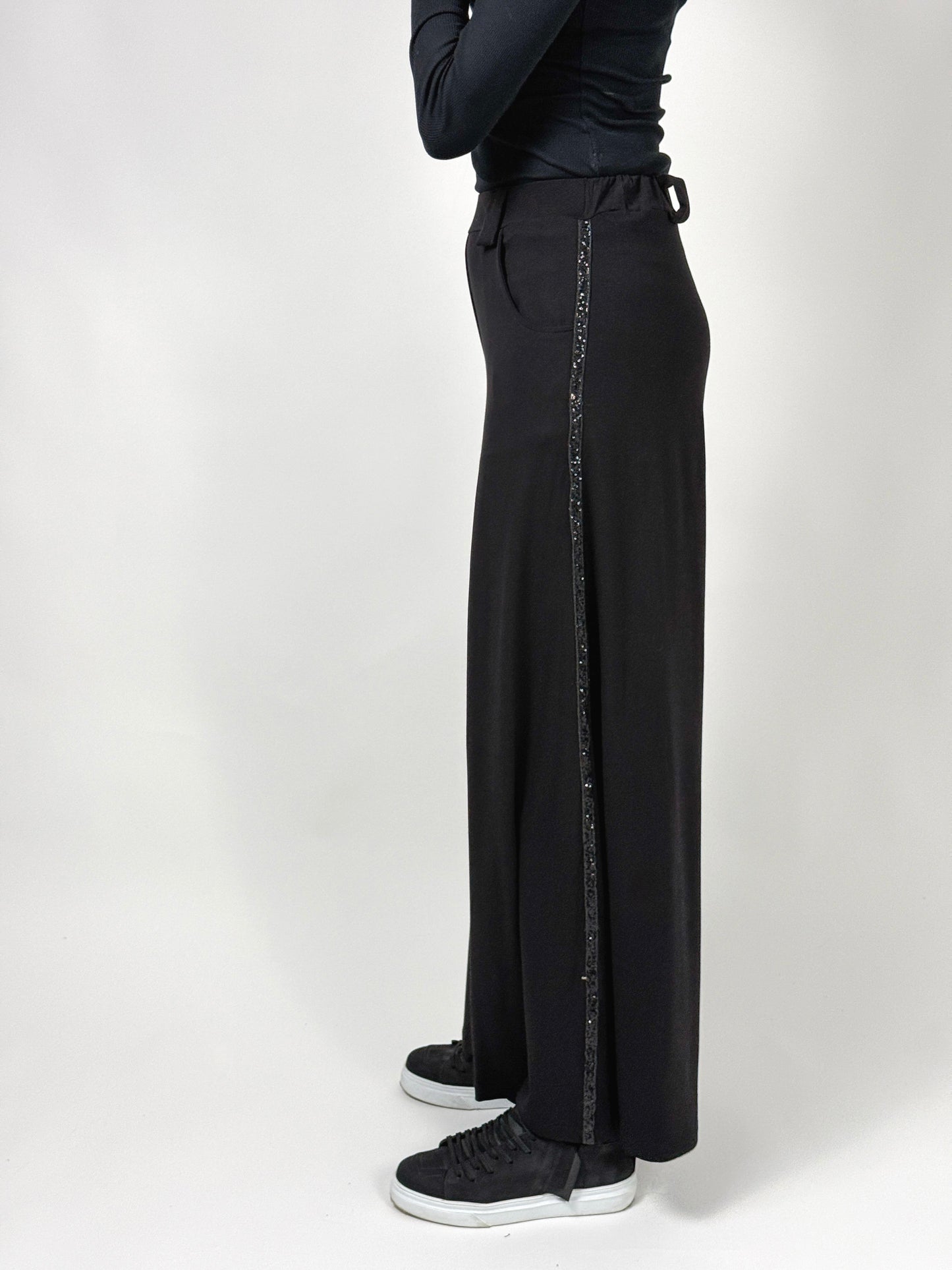 Pantaloni Largi Negri cu Vipușcă Laterală | Talie Unică | Qarma