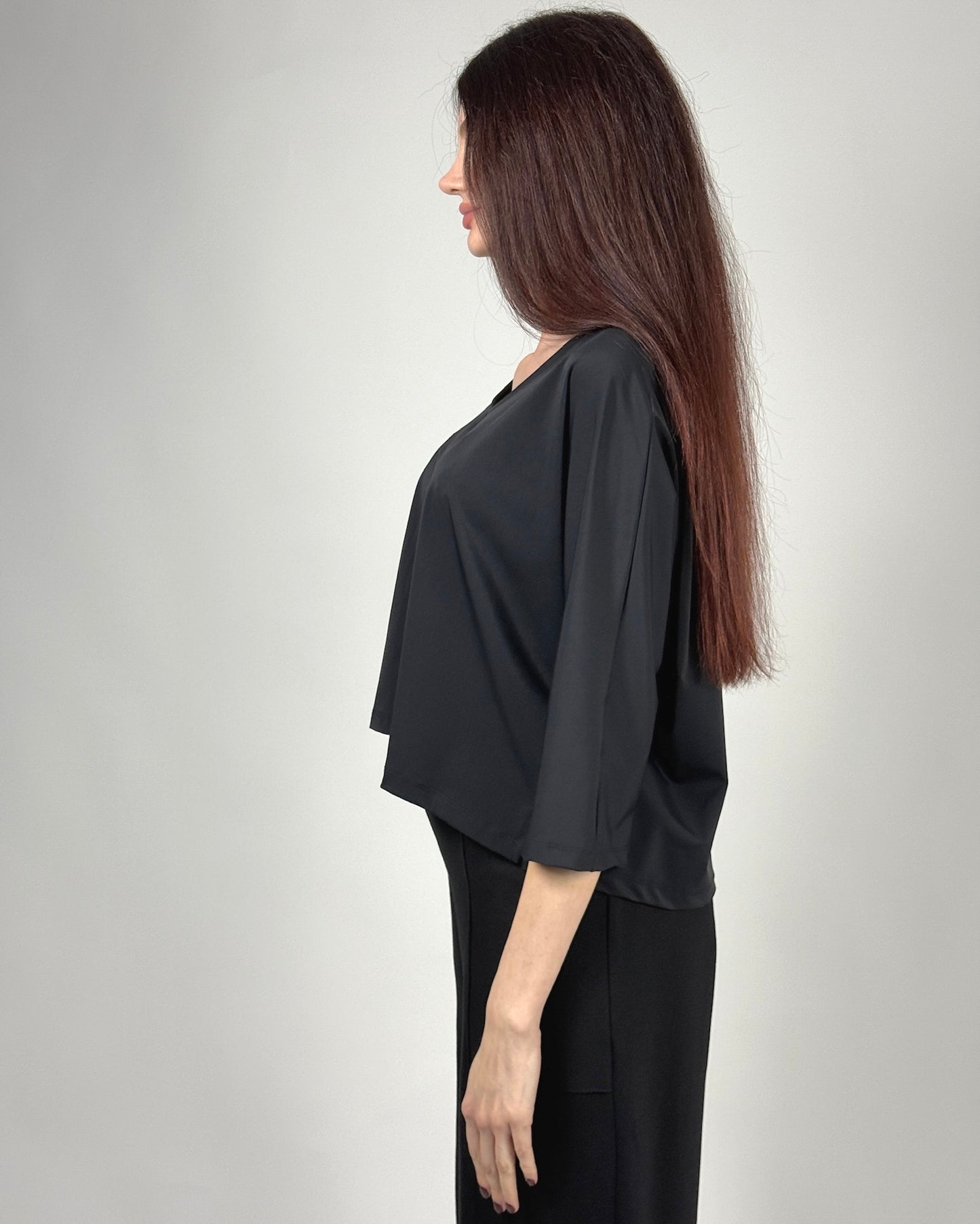 Bluză Neagră Fluidă cu Decolteu V | Talie Unică | Qarma