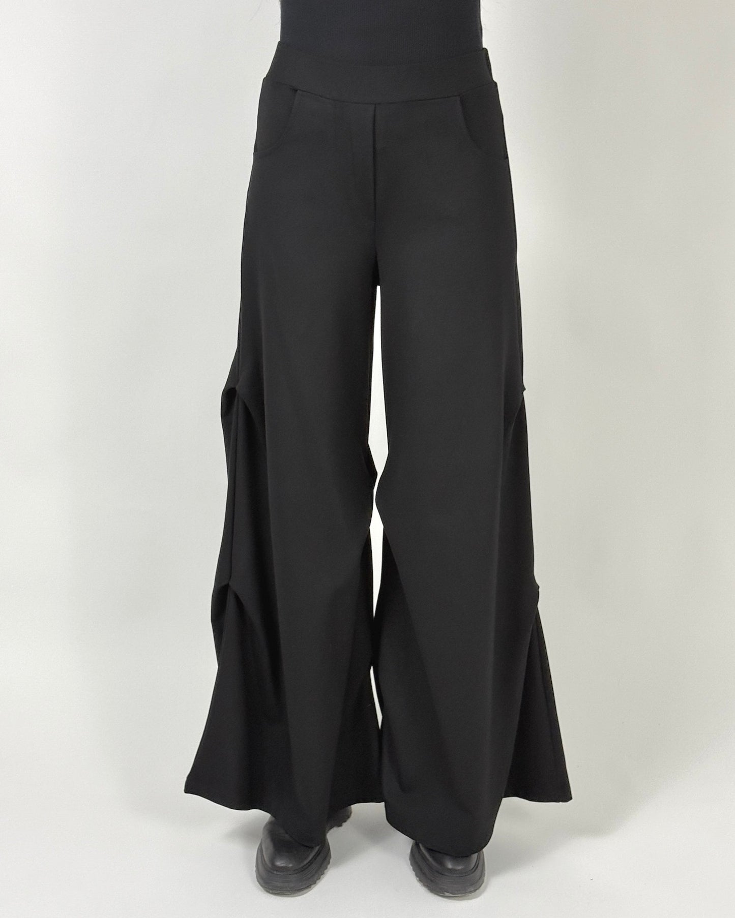 Pantaloni Negri Arhitecturali cu Panouri Laterale | Talie Unică | Qarma