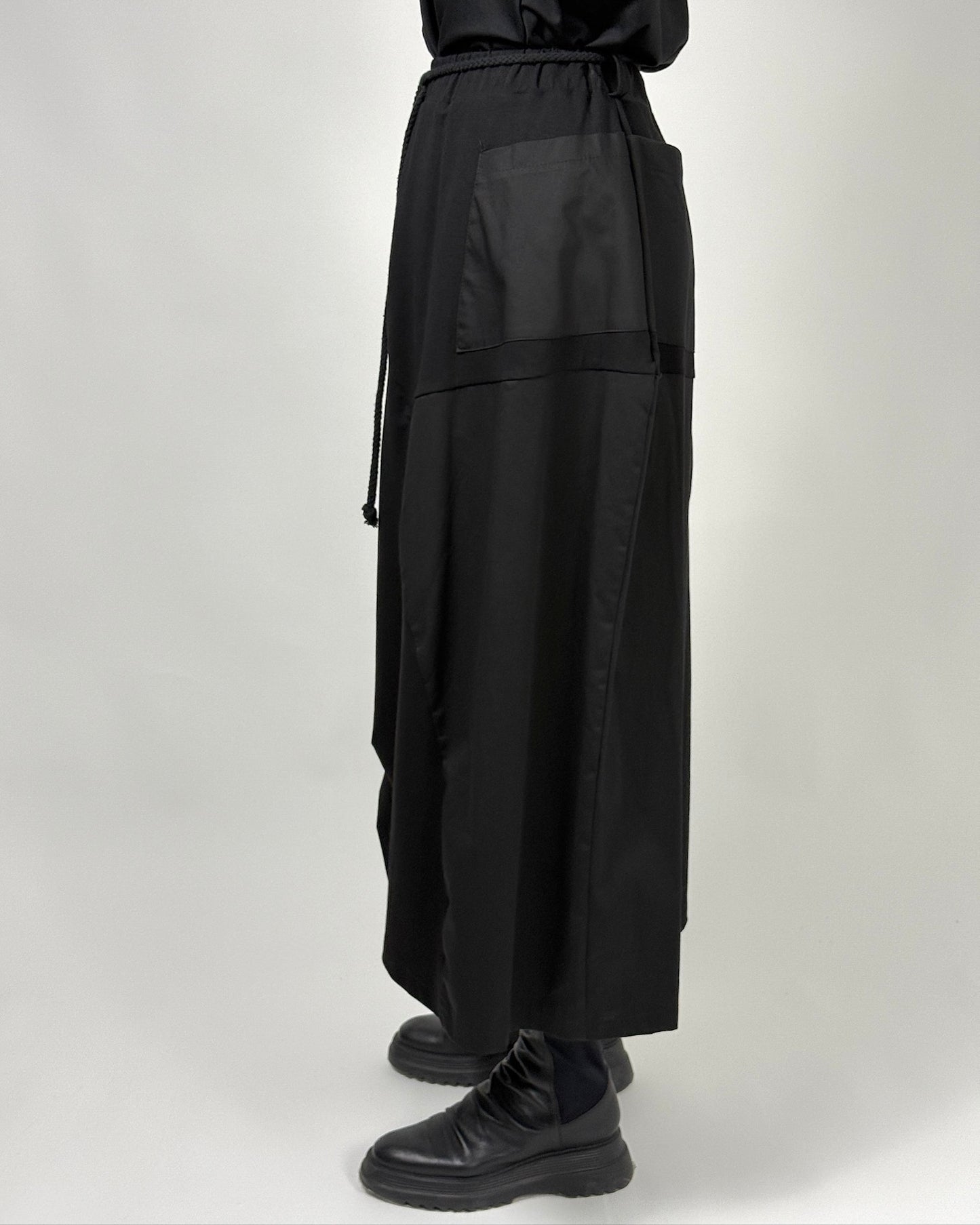 Fustă Neagră Asimetrică cu Patch-uri Texturate | Talie Unică | Qarma