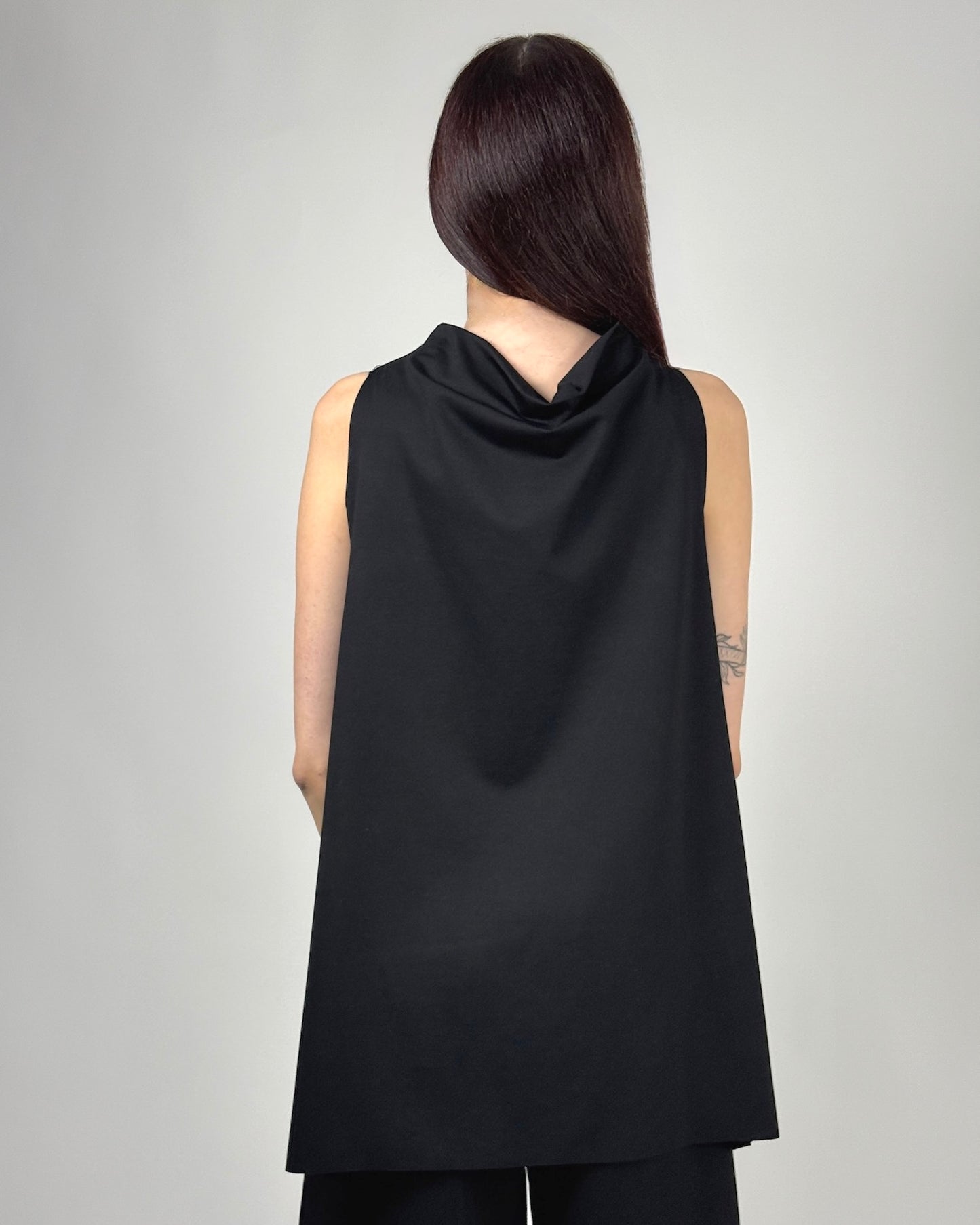 Capă Neagră Asimetrică cu Fermoar Brodat | Talie Unică | Qarma