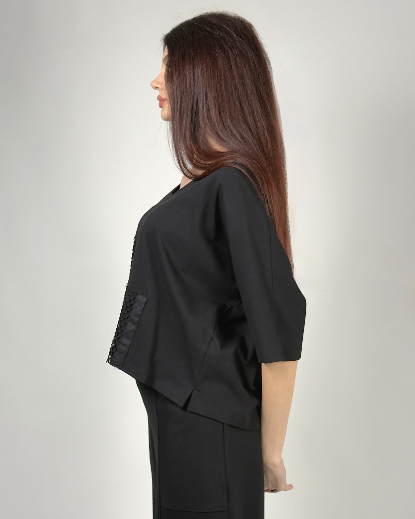 Bluză Neagră Asimetrică cu Inserție de Plasă | Talie Unică | Qarma