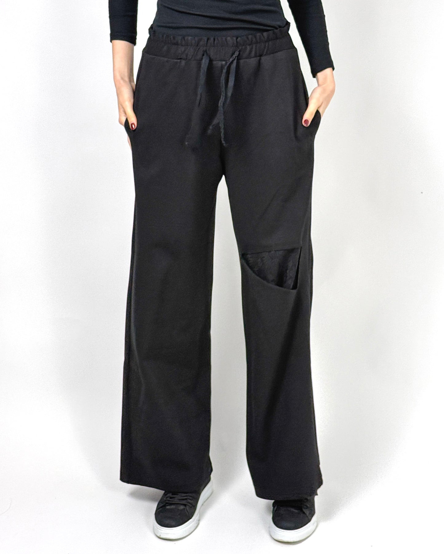 Pantaloni Negri Largi cu Decupaj Asimetric | Talie Unică | Qarma