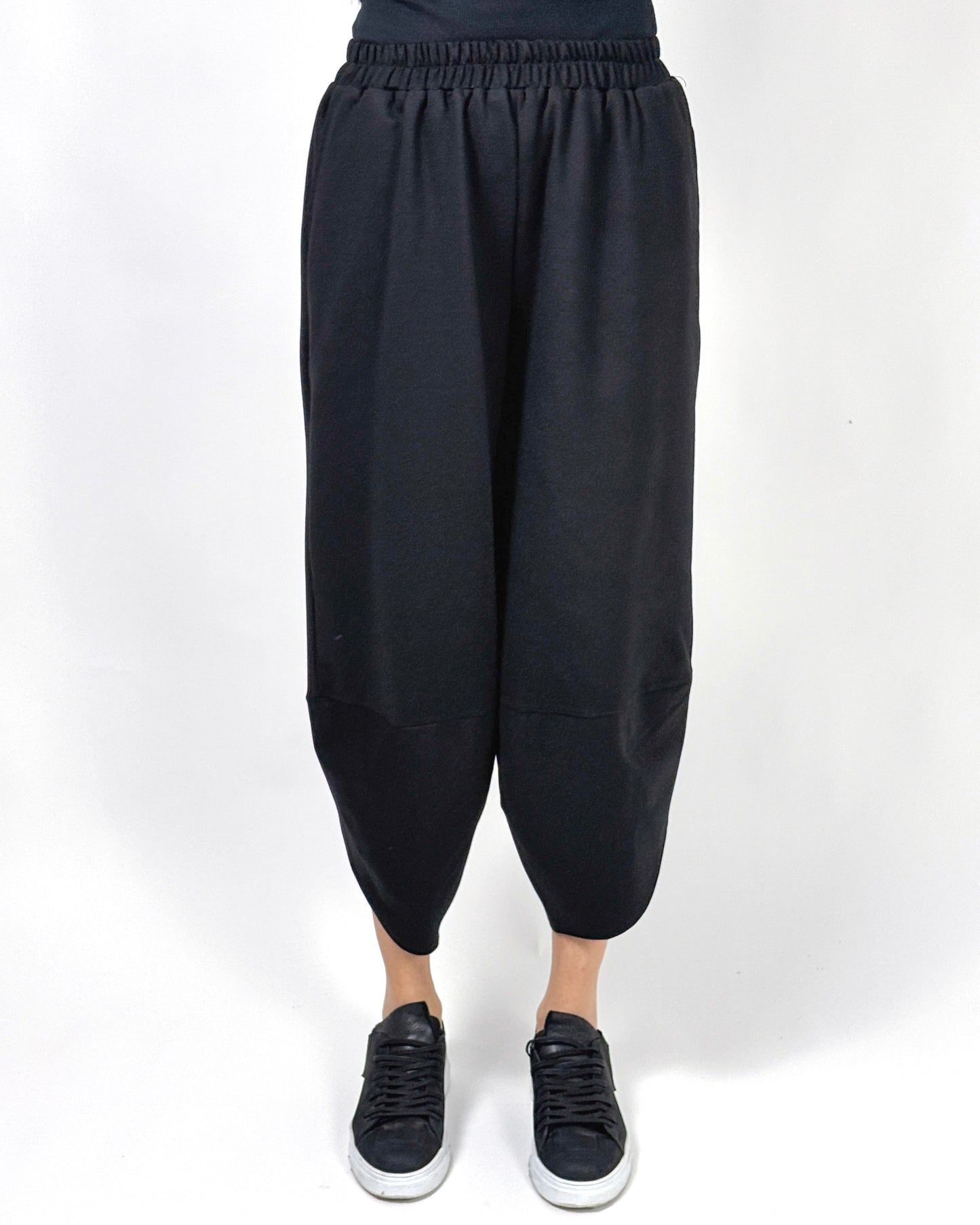 Pantaloni Negri cu Croială Lalea (Tulip) | Talie Unică | Qarma