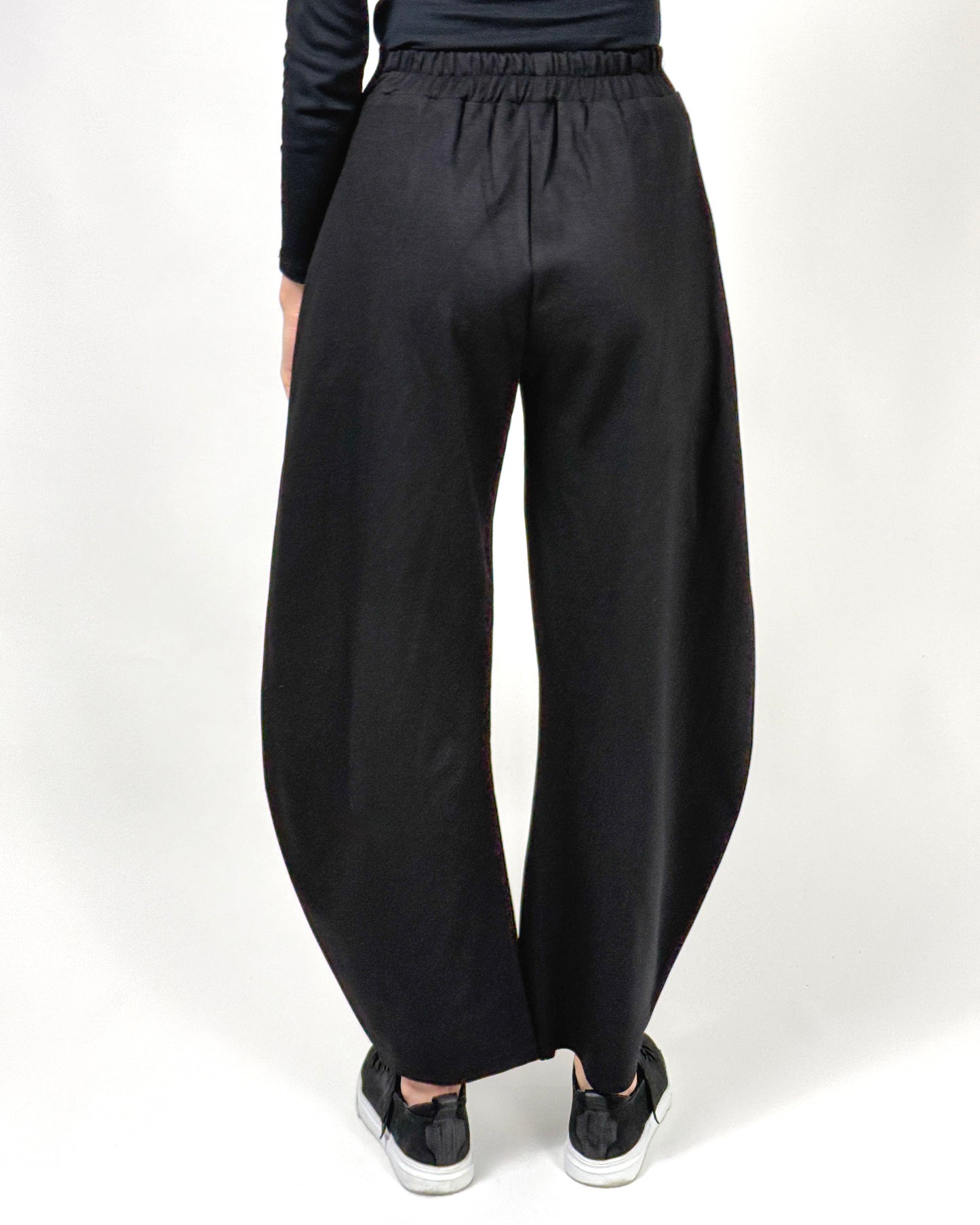 Pantaloni Negri Sculpturali din Viscoză | Talie Unică | Qarma