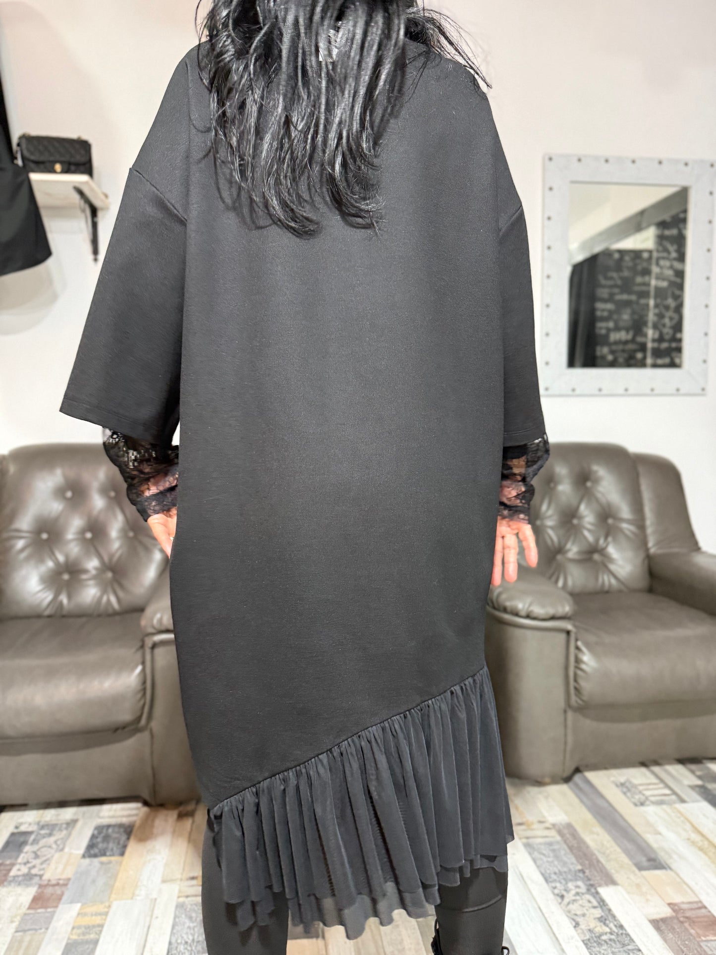 Rochie Neagră Asimetrică cu Aplicație Texturată | O Singură Mărime (S-XL) | Qarma