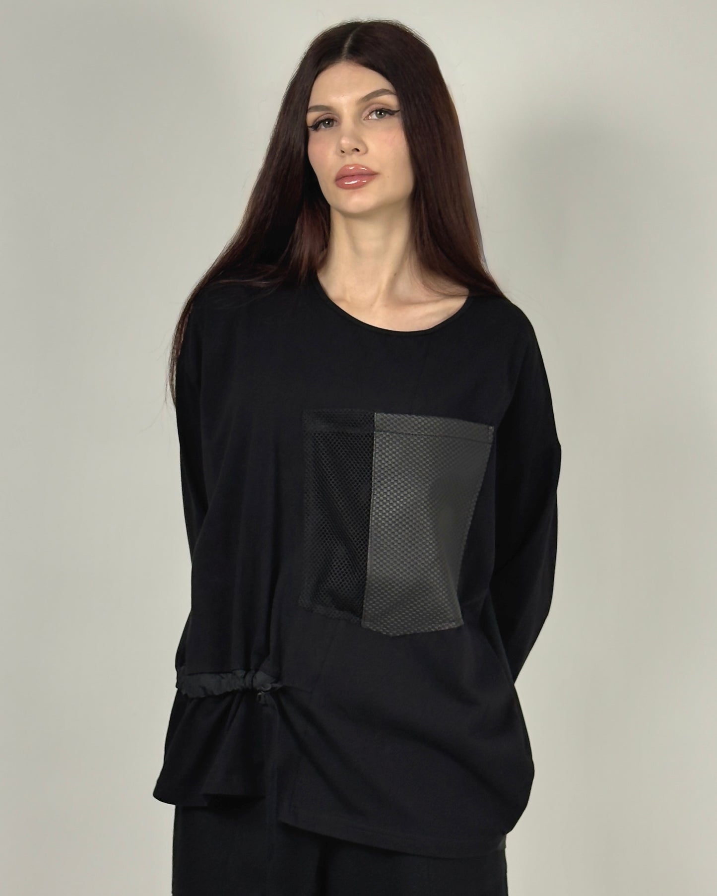 Bluză Neagră cu Buzunar Texturat și Șnur Lateral | Talie Unică | Qarma