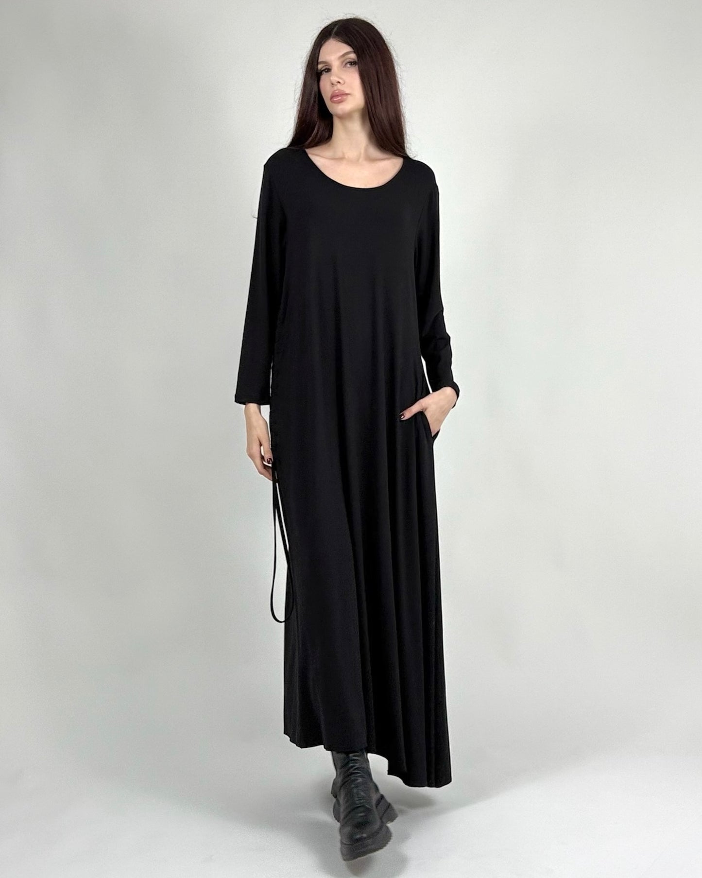 Rochie Lungă Neagră din Viscoză cu Șnur Ajustabil | Talie Unică | Qarma