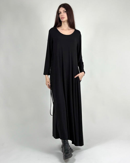 Rochie Lungă Neagră din Viscoză cu Șnur Ajustabil | Talie Unică | Qarma