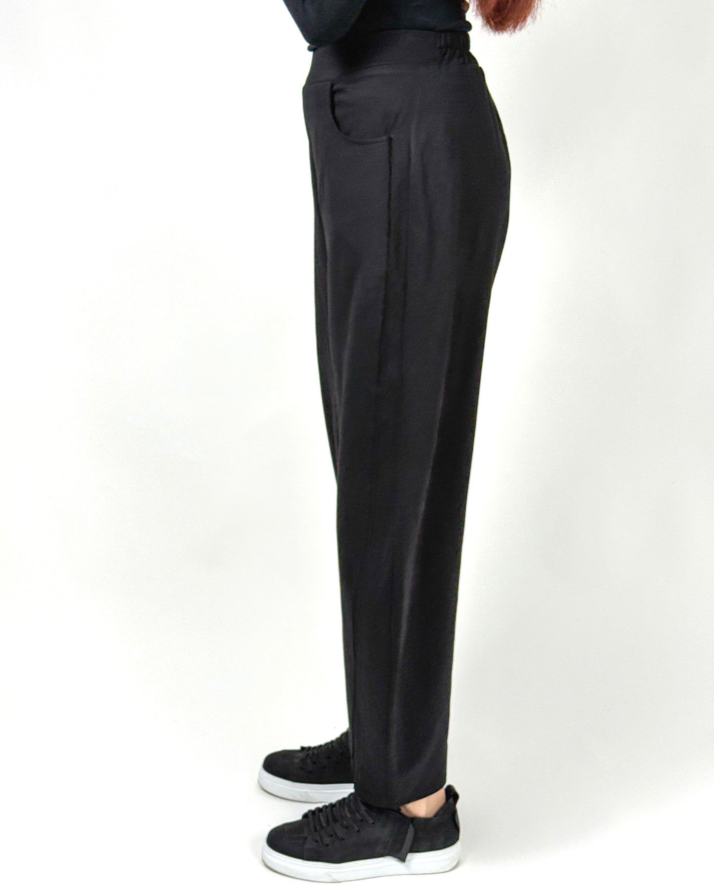 Pantaloni Negri Sculpturali din Viscoză | Talie Unică | Qarma