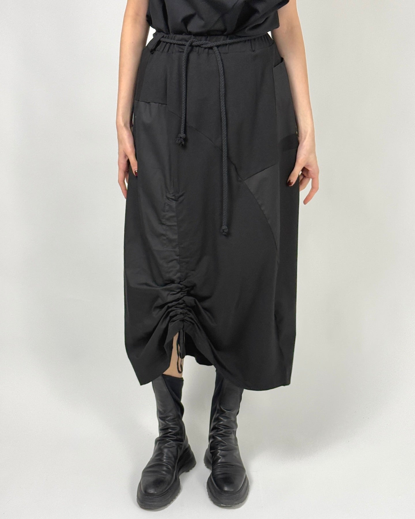 Fustă Neagră Asimetrică cu Patch-uri Texturate | Talie Unică | Qarma