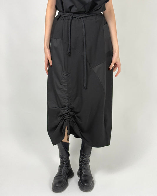 Fustă Neagră Asimetrică cu Patch-uri Texturate | Talie Unică | Qarma