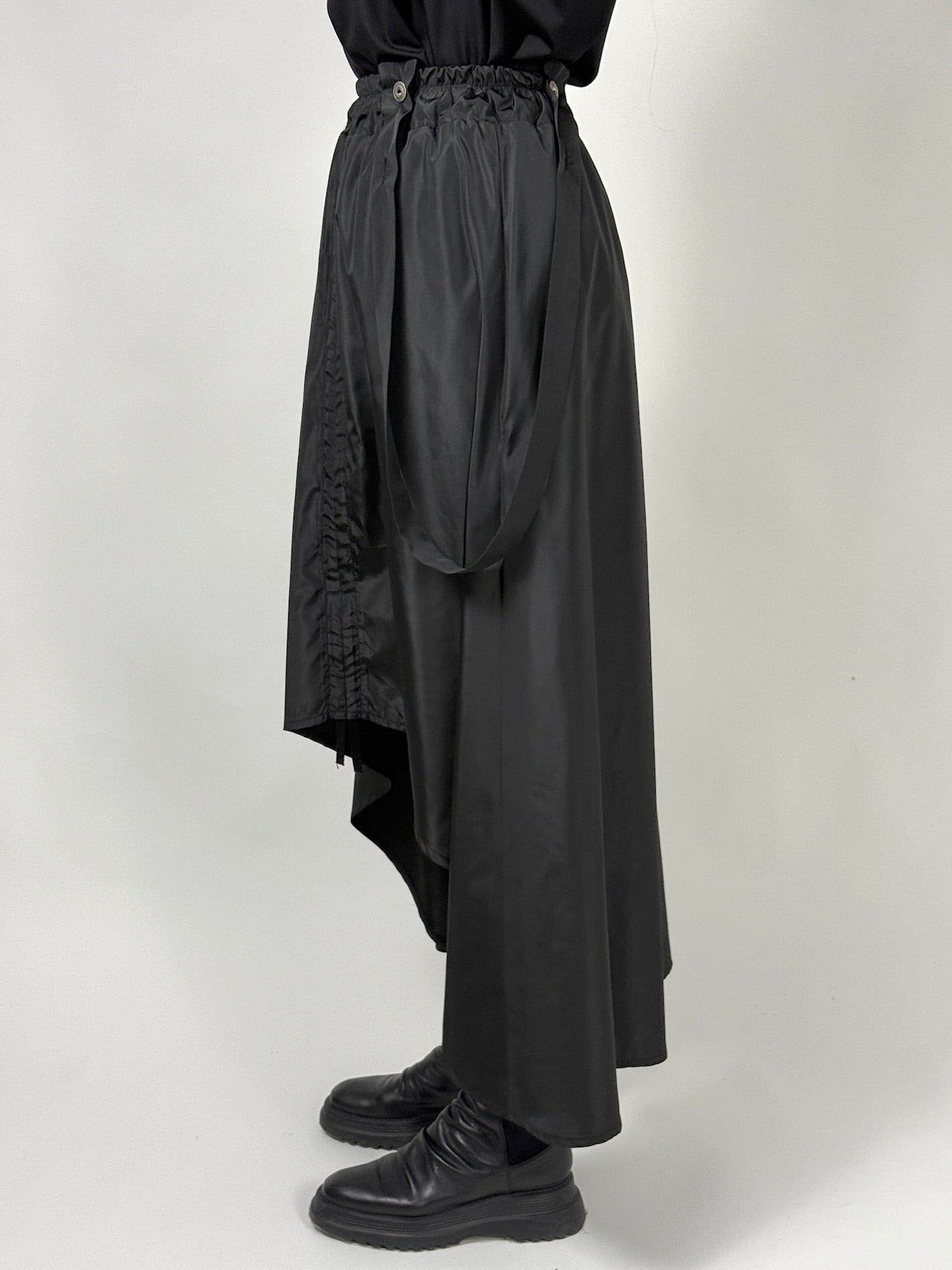 Fustă Neagră Asimetrică Convertibilă cu Bretele | Talie Unică | Qarma