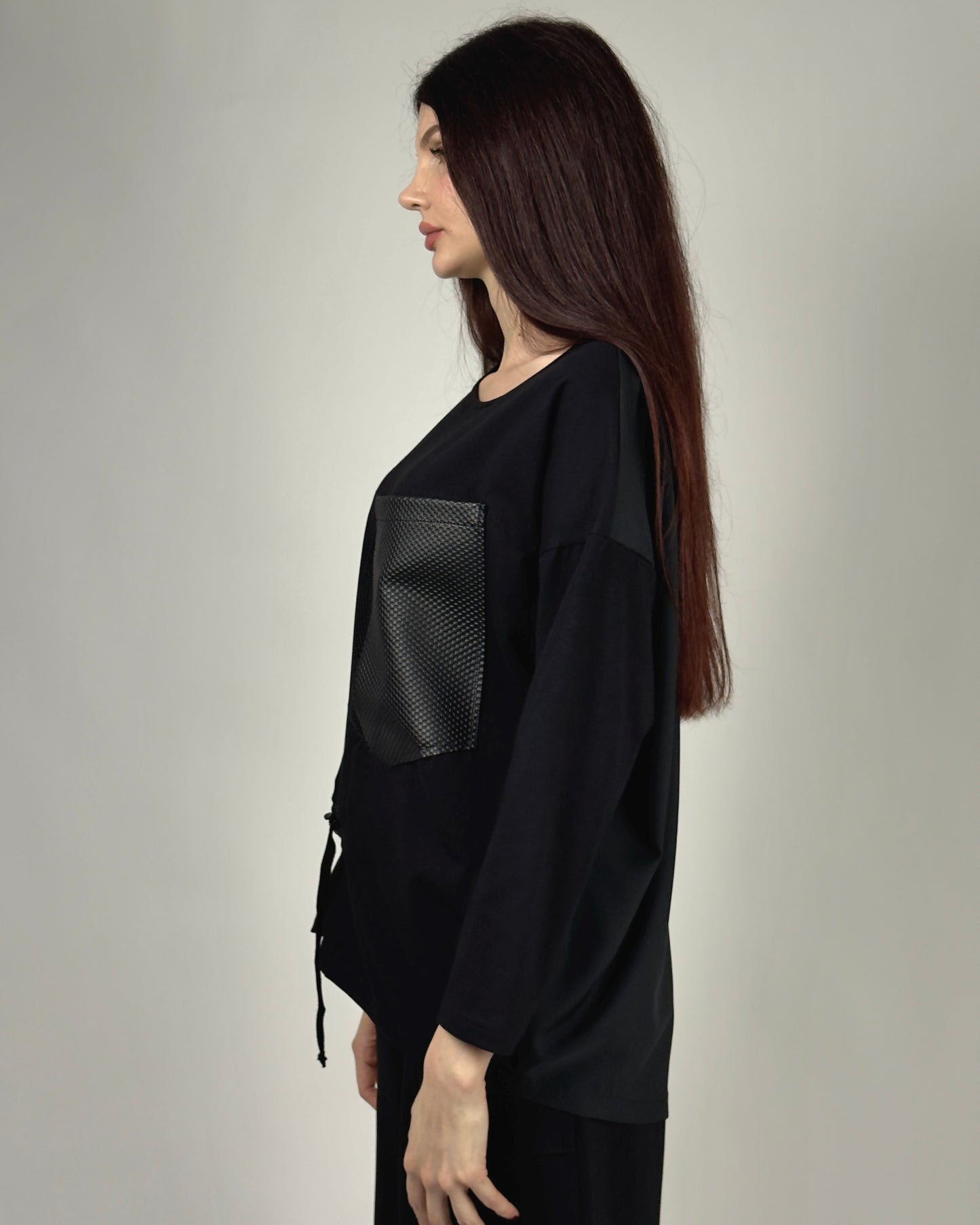 Bluză Neagră cu Buzunar Texturat și Șnur Lateral | Talie Unică | Qarma