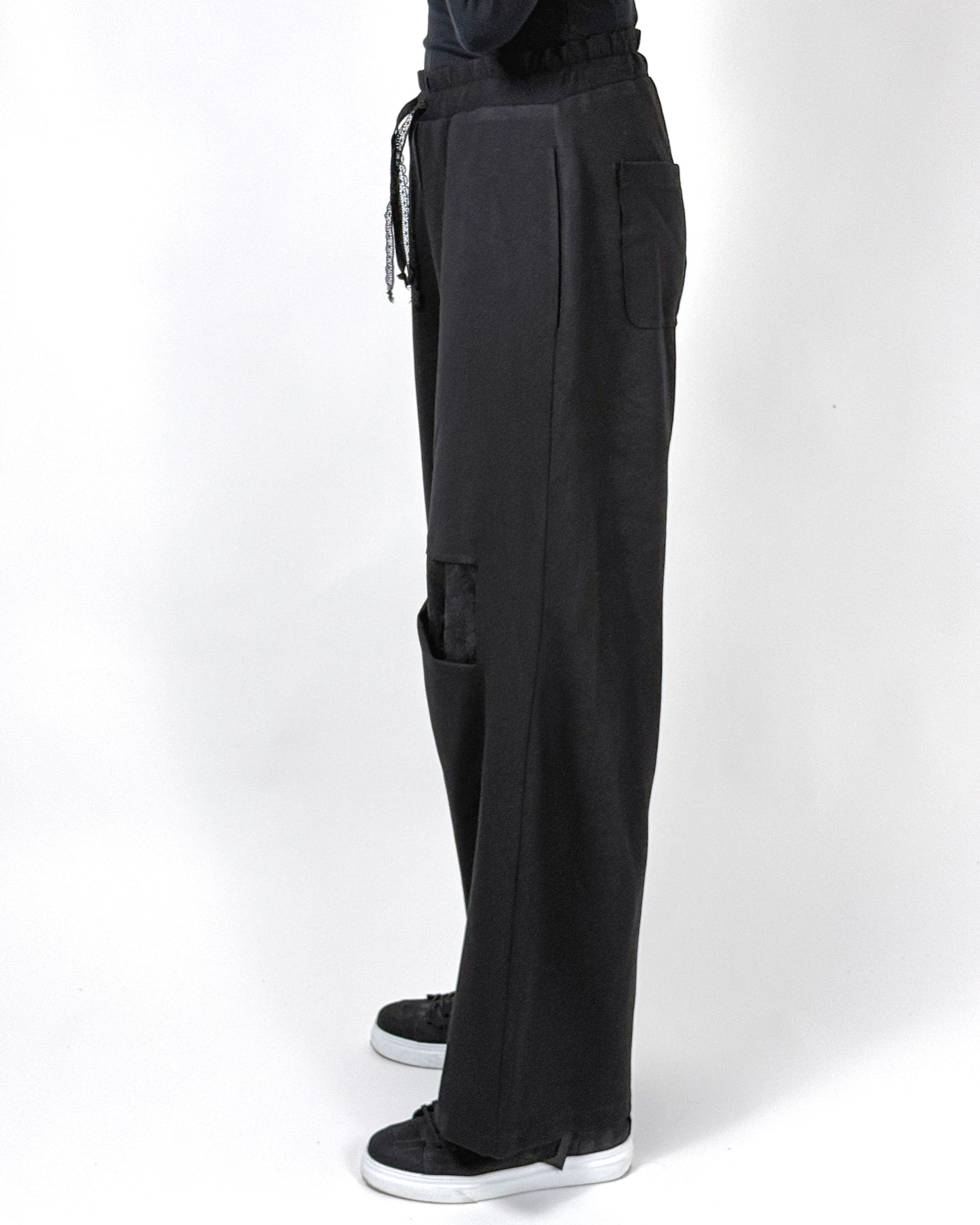 Pantaloni Negri Largi cu Decupaj Asimetric | Talie Unică | Qarma