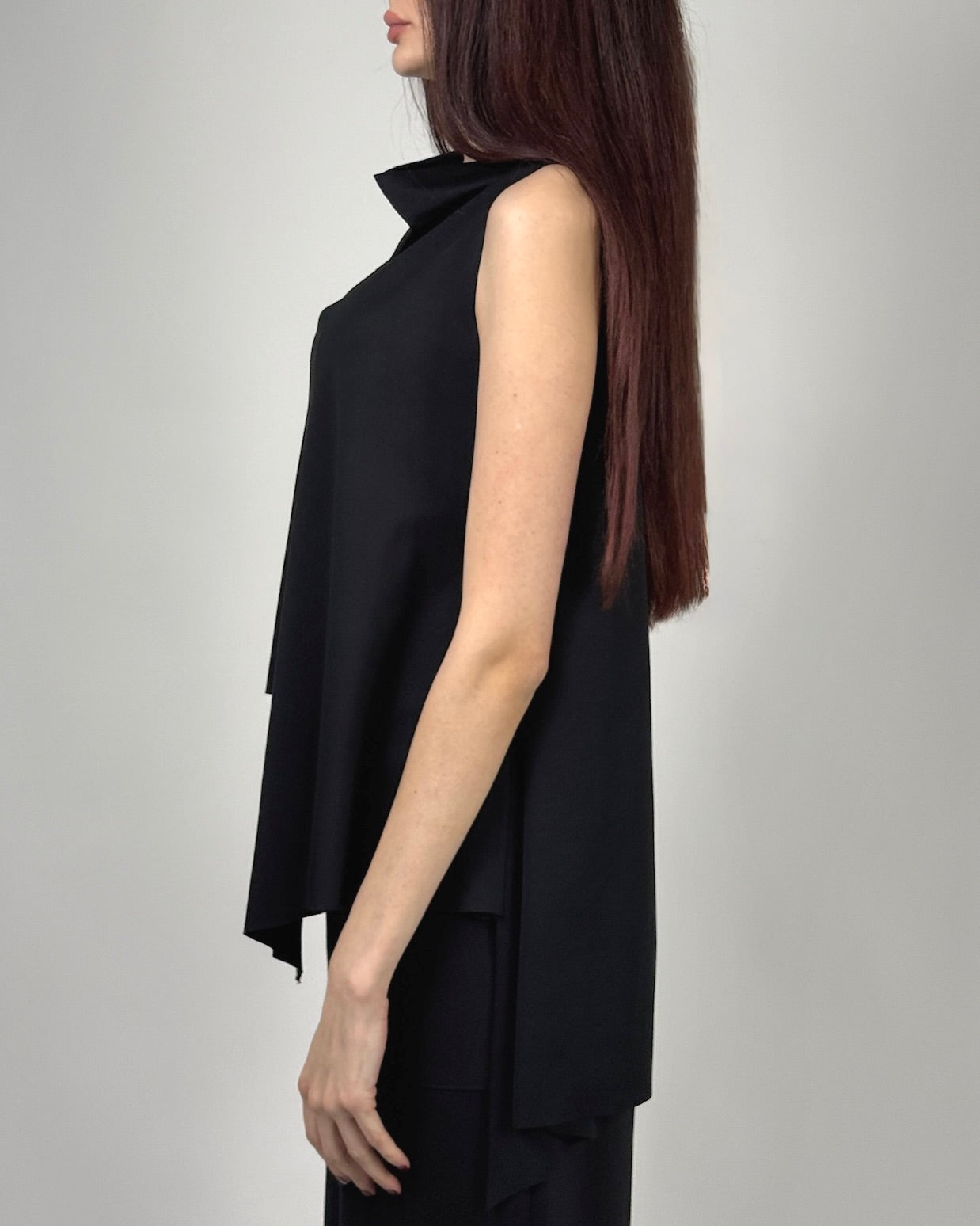 Capă Neagră Asimetrică cu Bride Metalice | Talie Unică | Qarma