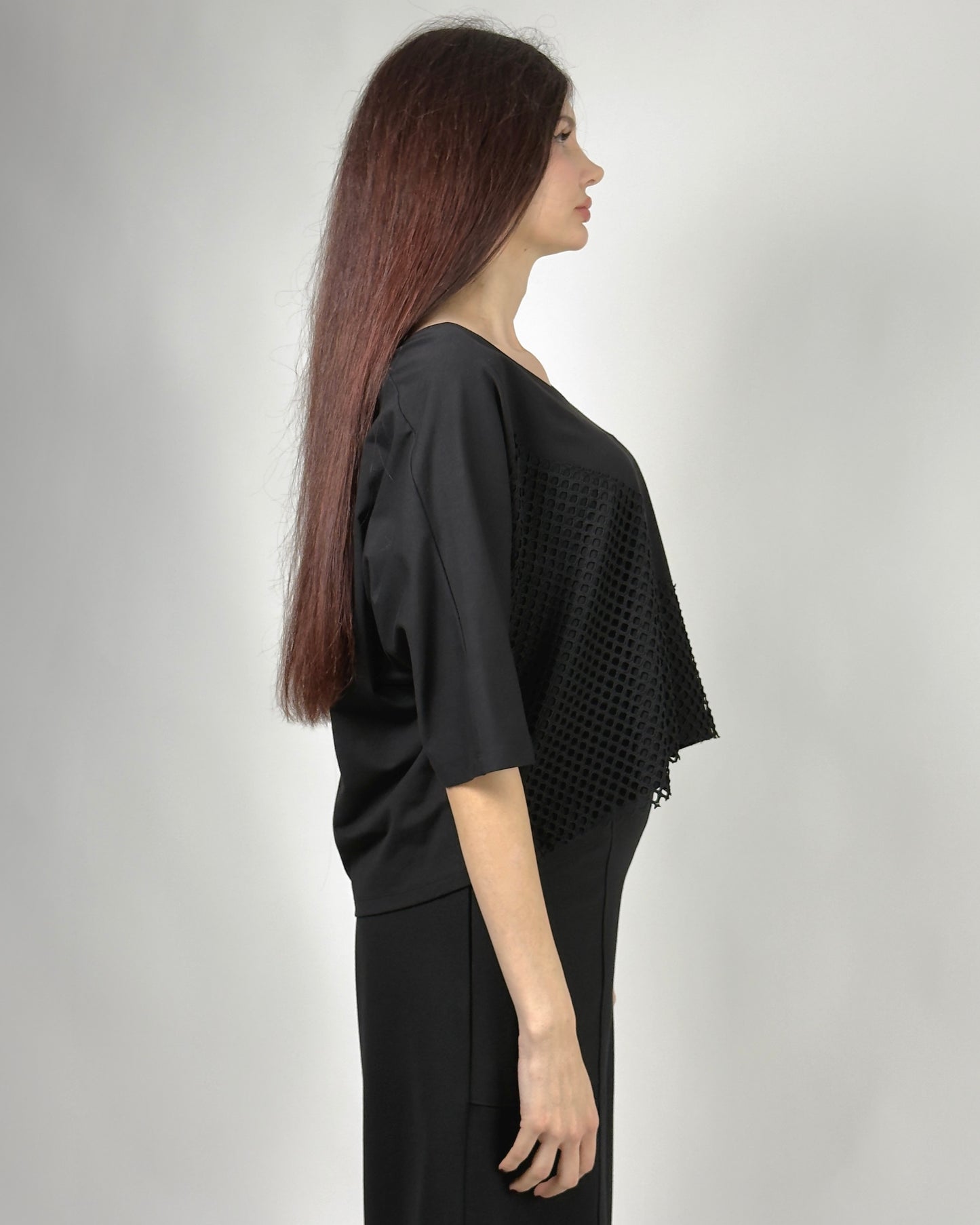 Bluză Neagră Asimetrică cu Inserție de Plasă | Talie Unică | Qarma