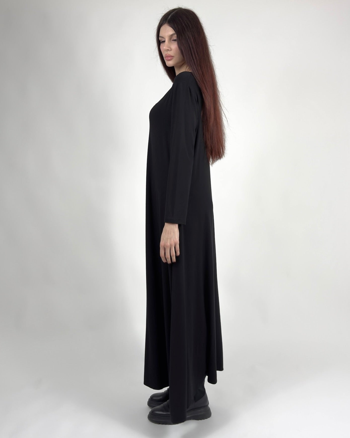 Rochie Lungă Neagră din Viscoză cu Șnur Ajustabil | Talie Unică | Qarma