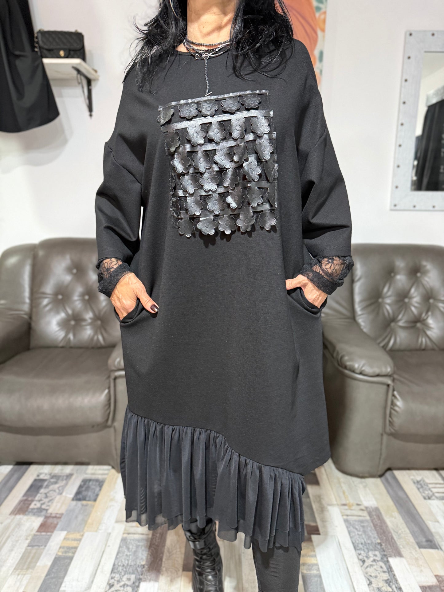 Rochie Neagră Asimetrică cu Aplicație Texturată | O Singură Mărime (S-XL) | Qarma