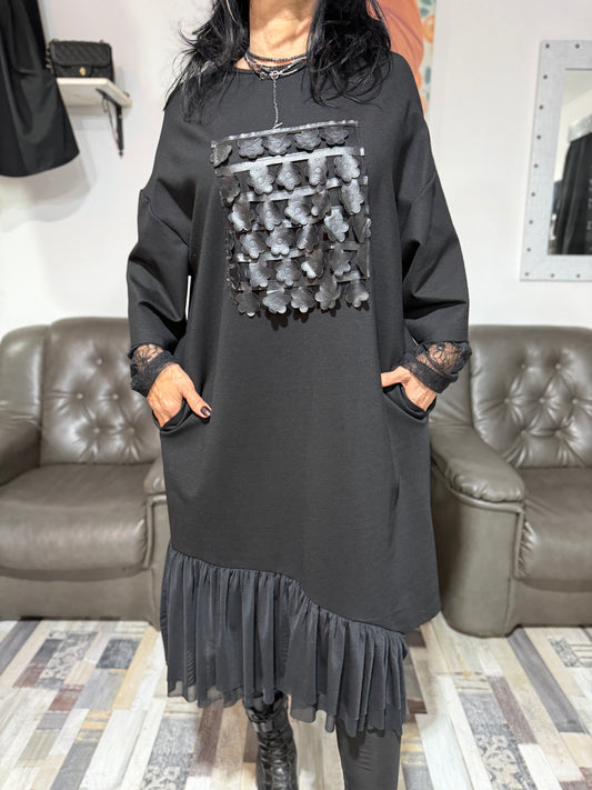 Rochie Neagră Asimetrică cu Aplicație Texturată | O Singură Mărime (S-XL) | Qarma