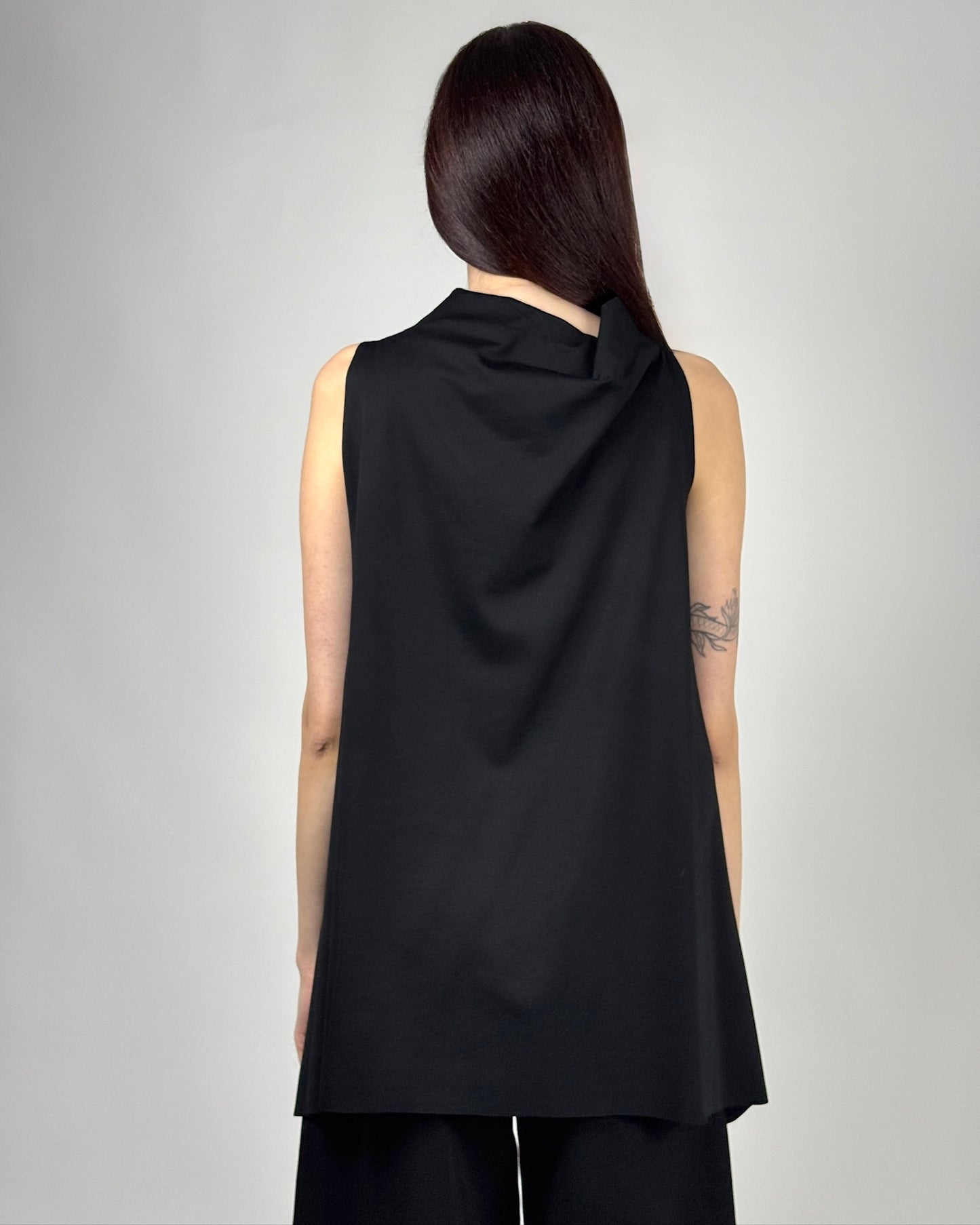 Capă Neagră Asimetrică cu Bride Metalice | Talie Unică | Qarma