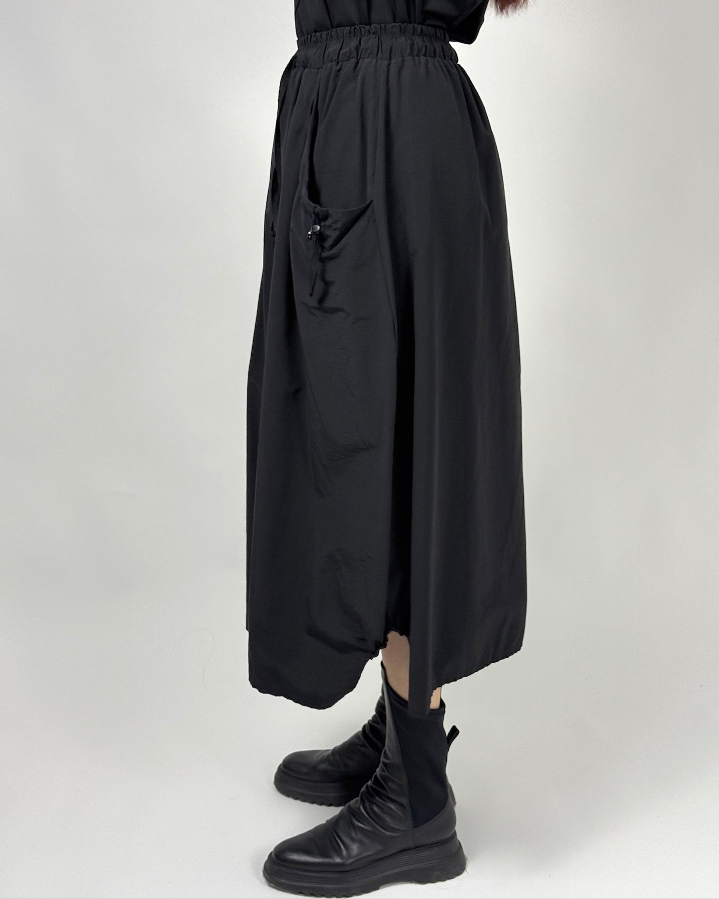 Fustă Bubble Neagră cu Buzunare și Șnur Ajustabil | Talie Unică | Qarma