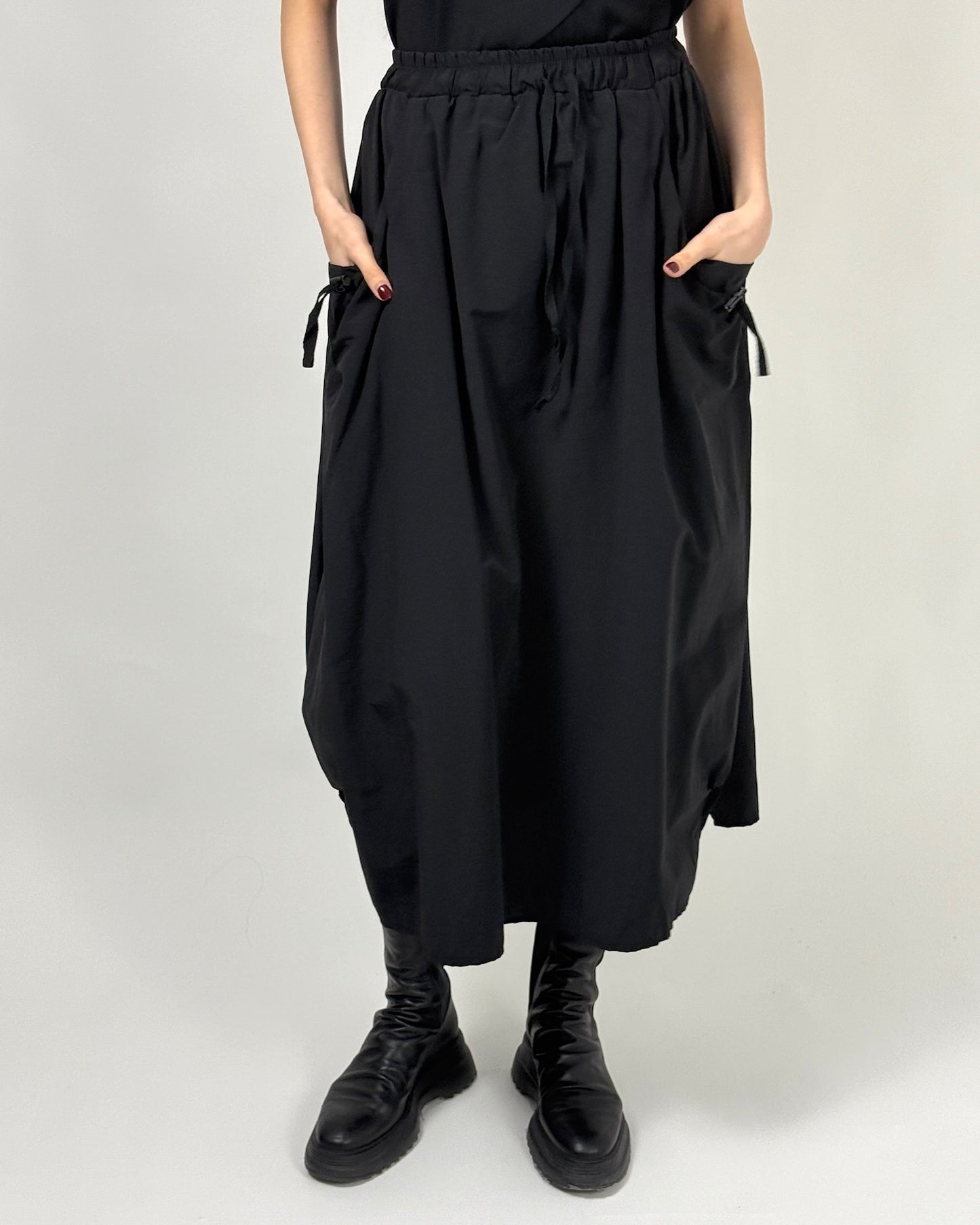 Fustă Bubble Neagră cu Buzunare și Șnur Ajustabil | Talie Unică | Qarma