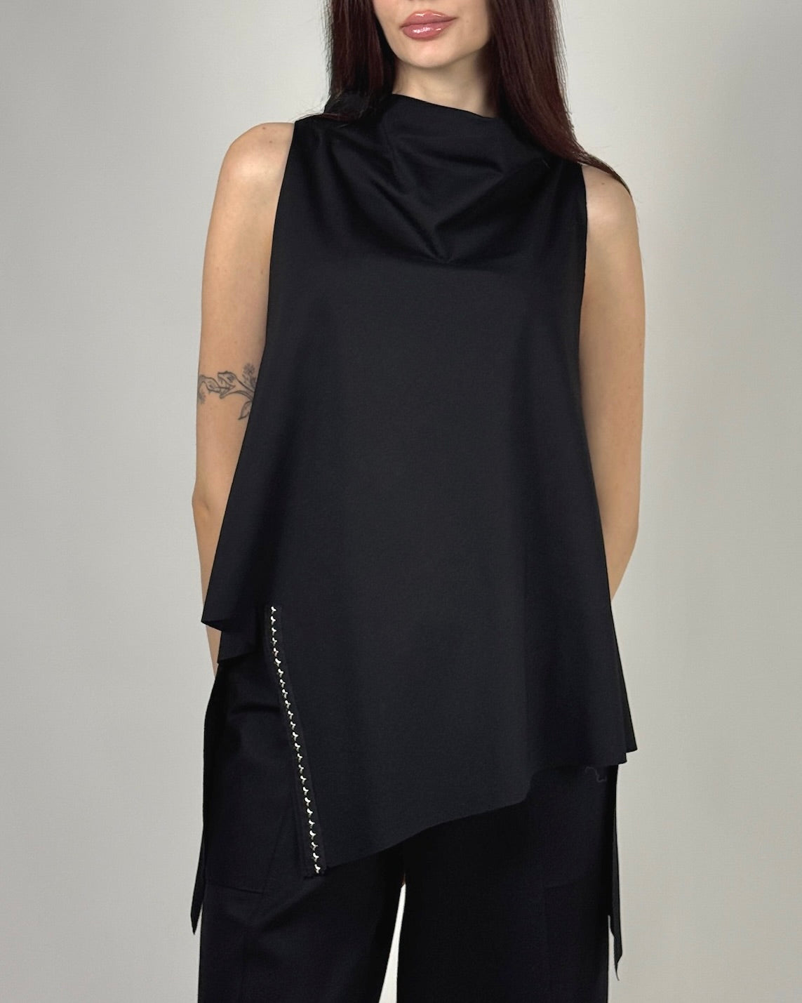 Capă Neagră Asimetrică cu Bride Metalice | Talie Unică | Qarma