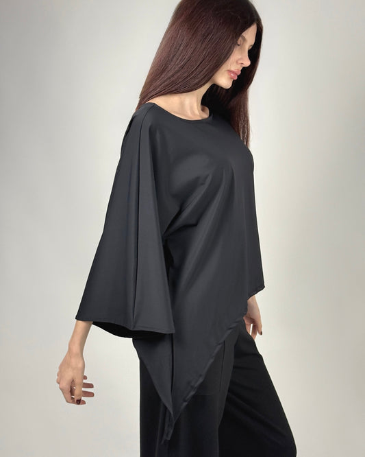 Bluză Neagră Asimetrică cu Mâneci Evazate | Talie Unică | Qarma