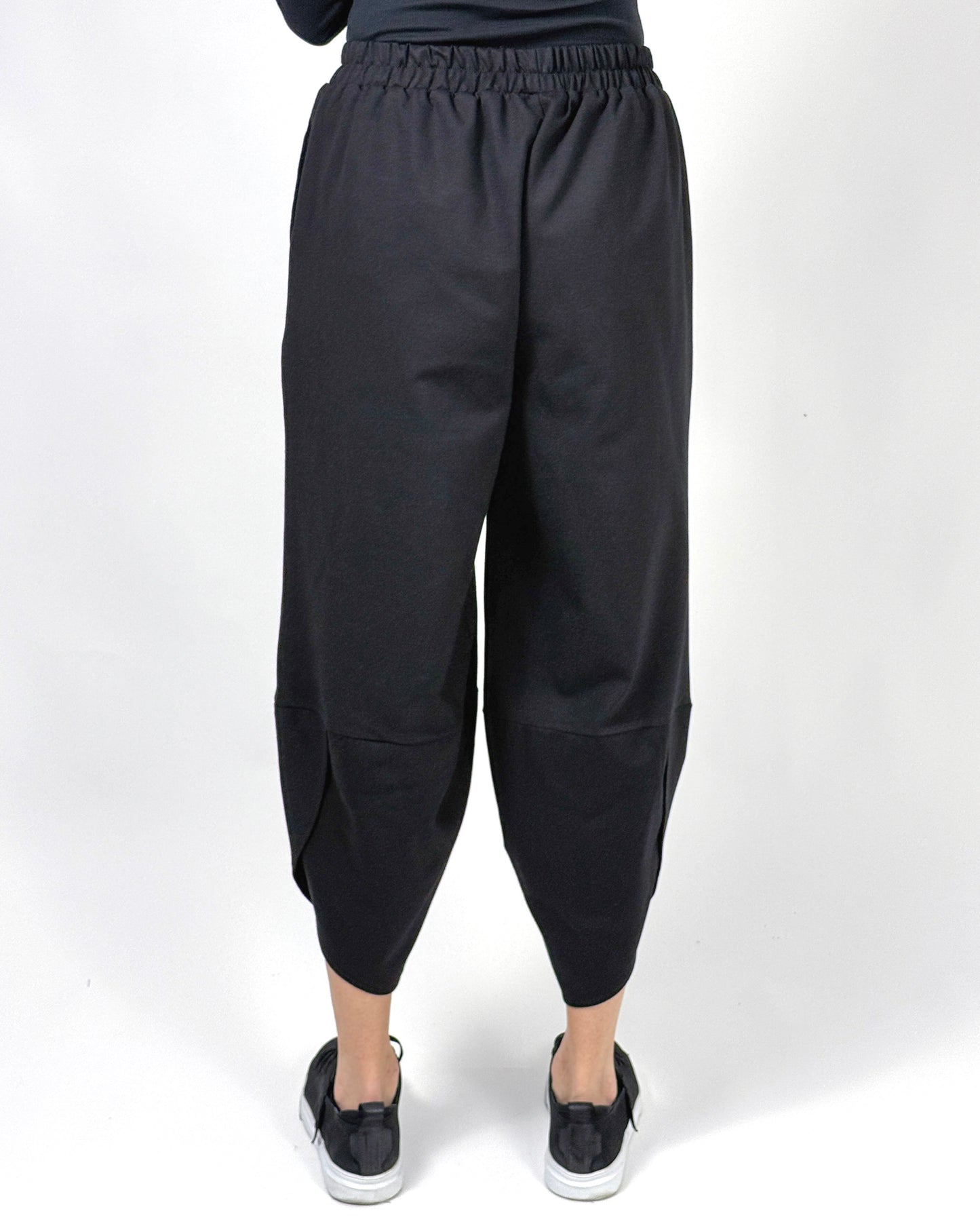 Pantaloni Negri cu Croială Lalea (Tulip) | Talie Unică | Qarma