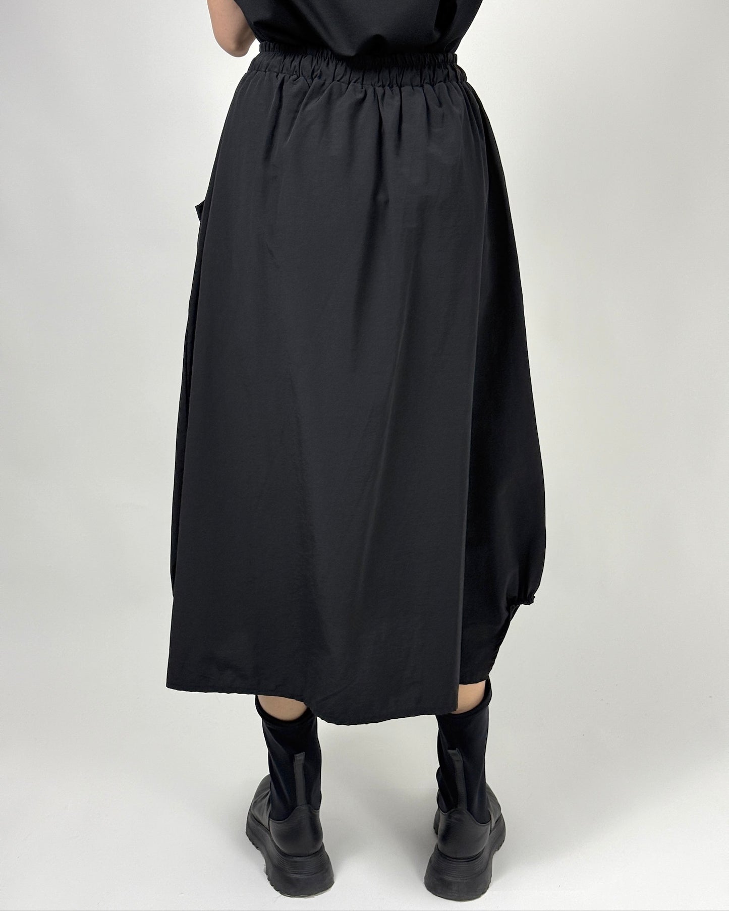 Fustă Bubble Neagră cu Buzunare și Șnur Ajustabil | Talie Unică | Qarma