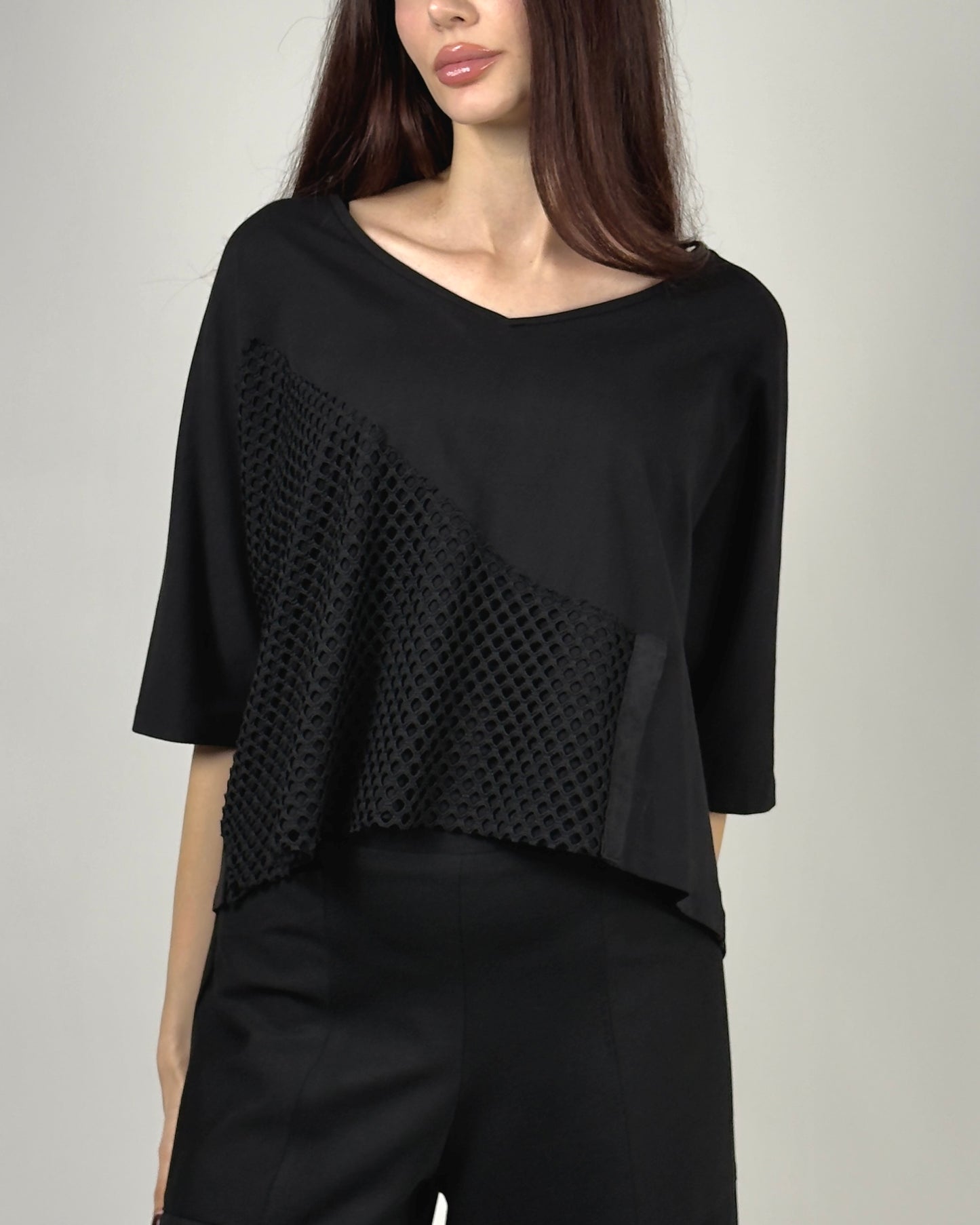 Bluză Neagră Asimetrică cu Inserție de Plasă | Talie Unică | Qarma