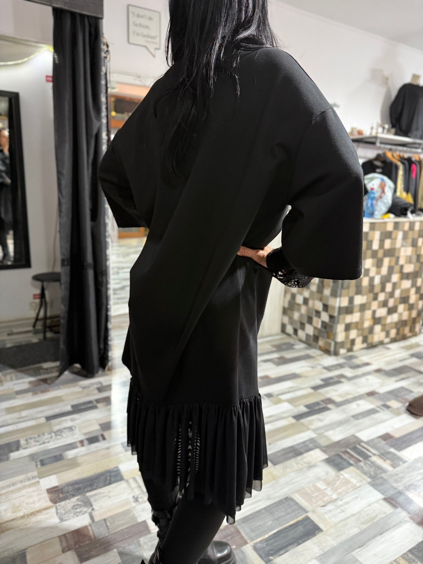 Rochie Neagră Asimetrică cu Aplicație Texturată | O Singură Mărime (S-XL) | Qarma