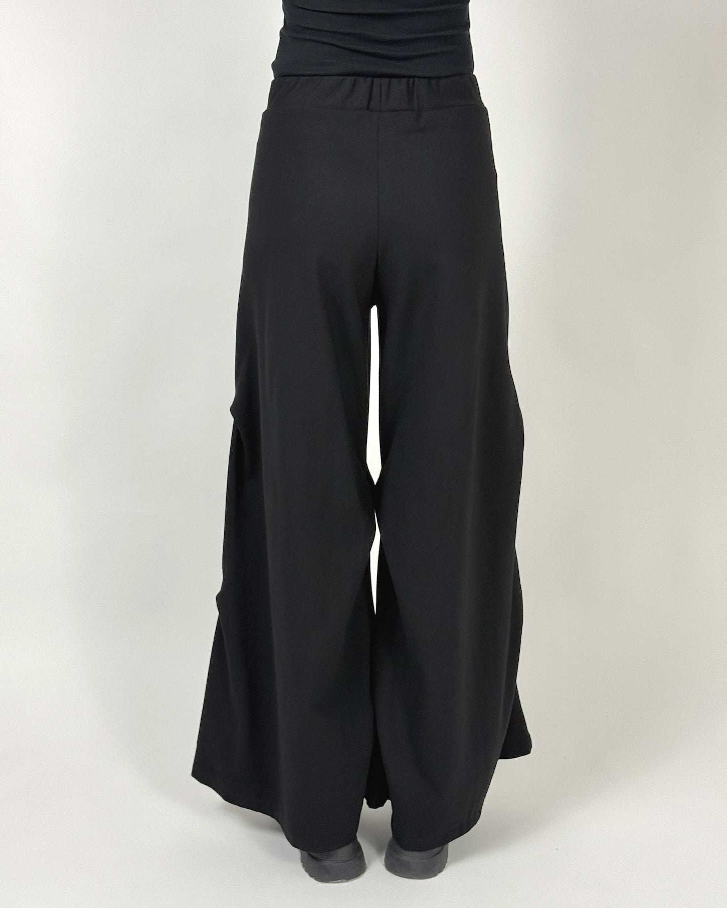 Pantaloni Negri Arhitecturali cu Panouri Laterale | Talie Unică | Qarma