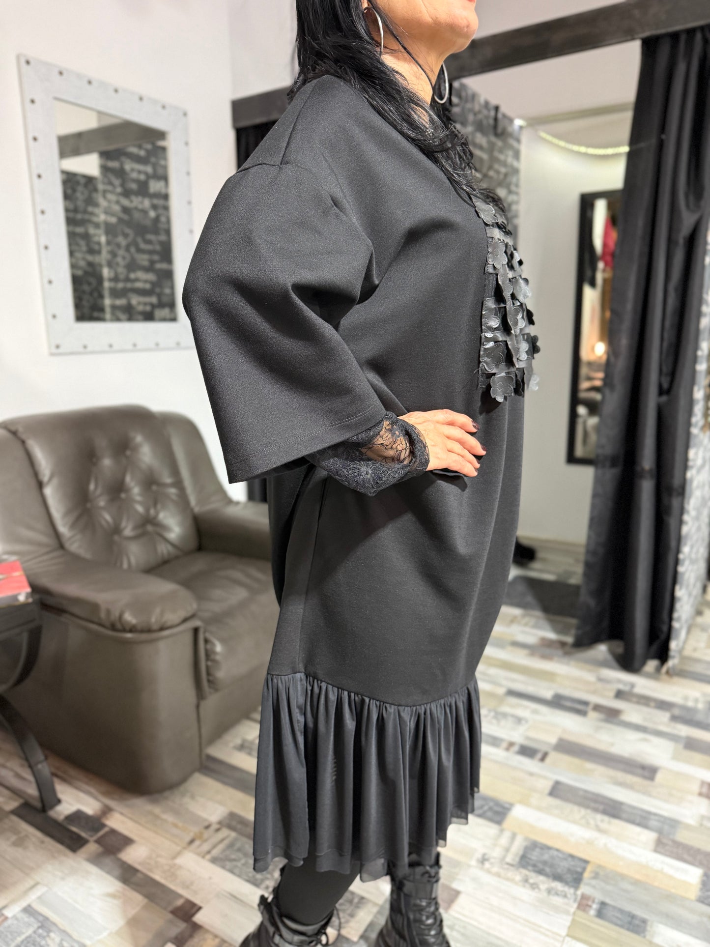 Rochie Neagră Asimetrică cu Aplicație Texturată | O Singură Mărime (S-XL) | Qarma