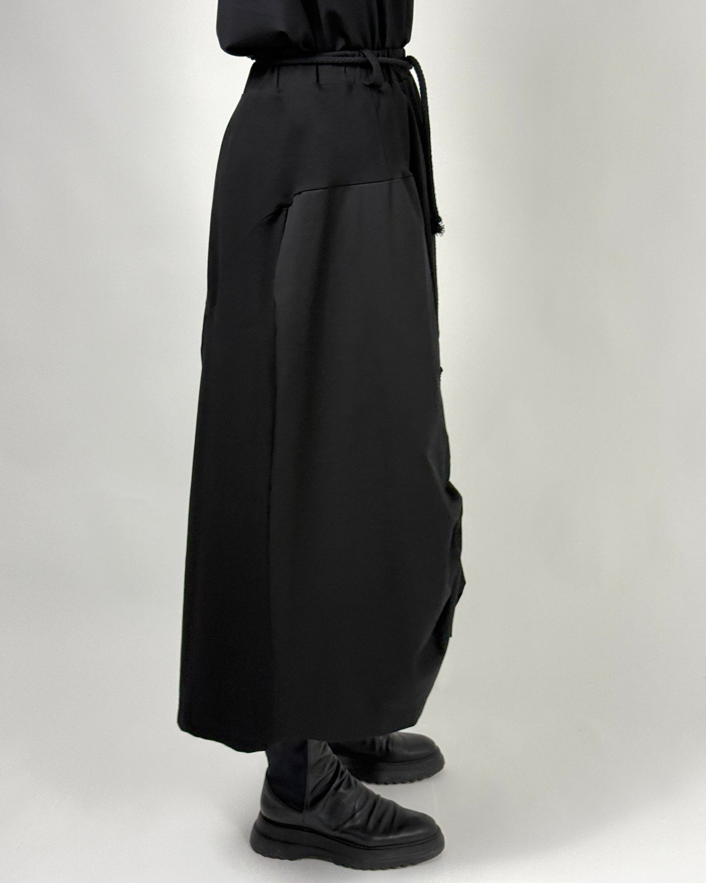 Fustă Neagră Asimetrică cu Patch-uri Texturate | Talie Unică | Qarma