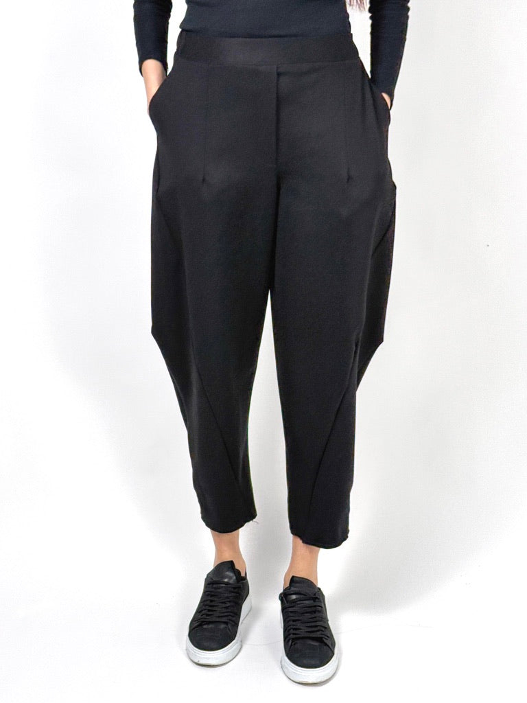 Pantaloni Negri Asimetrici cu Cusături Diagonale | Talie Unică | Qarma